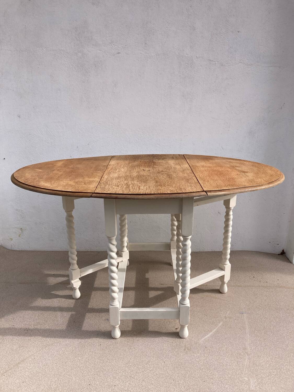 Gateleg drop leaf table