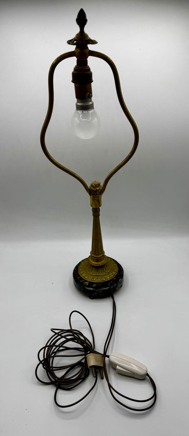 Antique lamp known as a lyre in bronze and marble from the late 19th century.