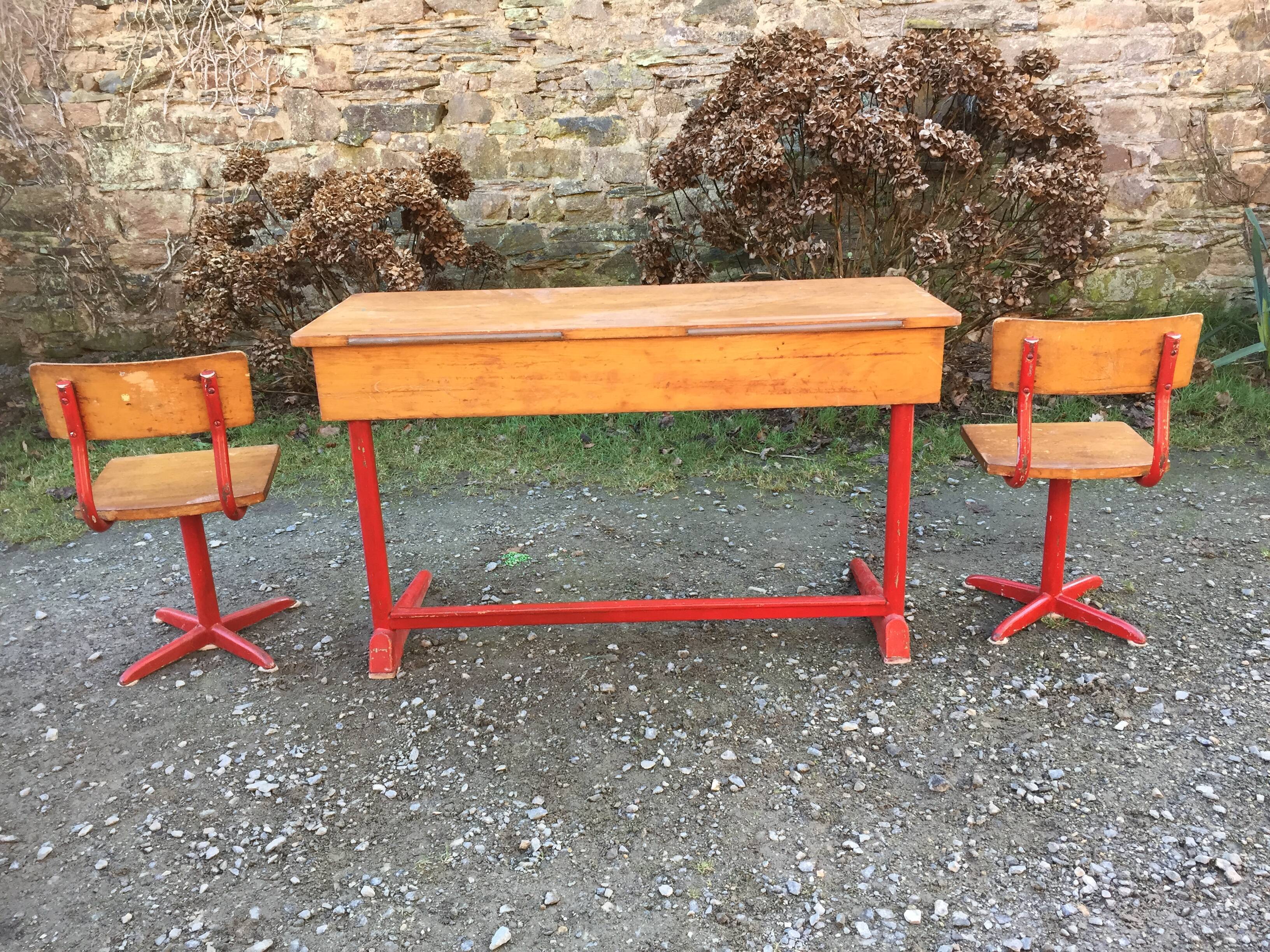 Vintage children's desk 2 places wood and metal with its 2 chairs.