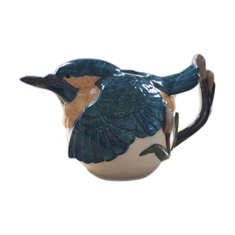 Bird pitcher in dabbling