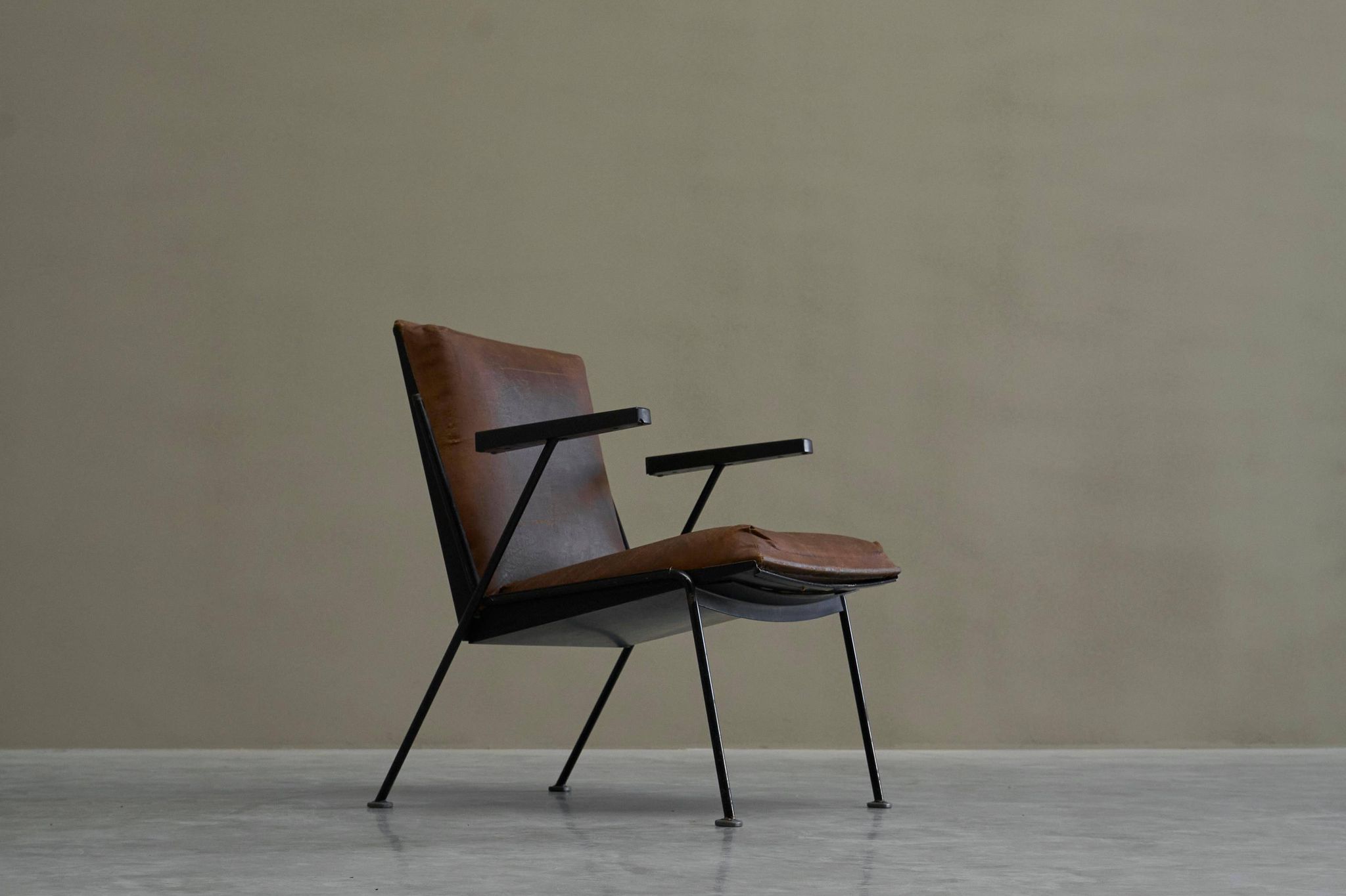 Modernist Dutch lounge chair in enamelled steel and leather from the 1950s.