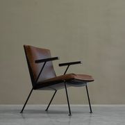 Modernist Dutch lounge chair in enamelled steel and leather from the 1950s.
