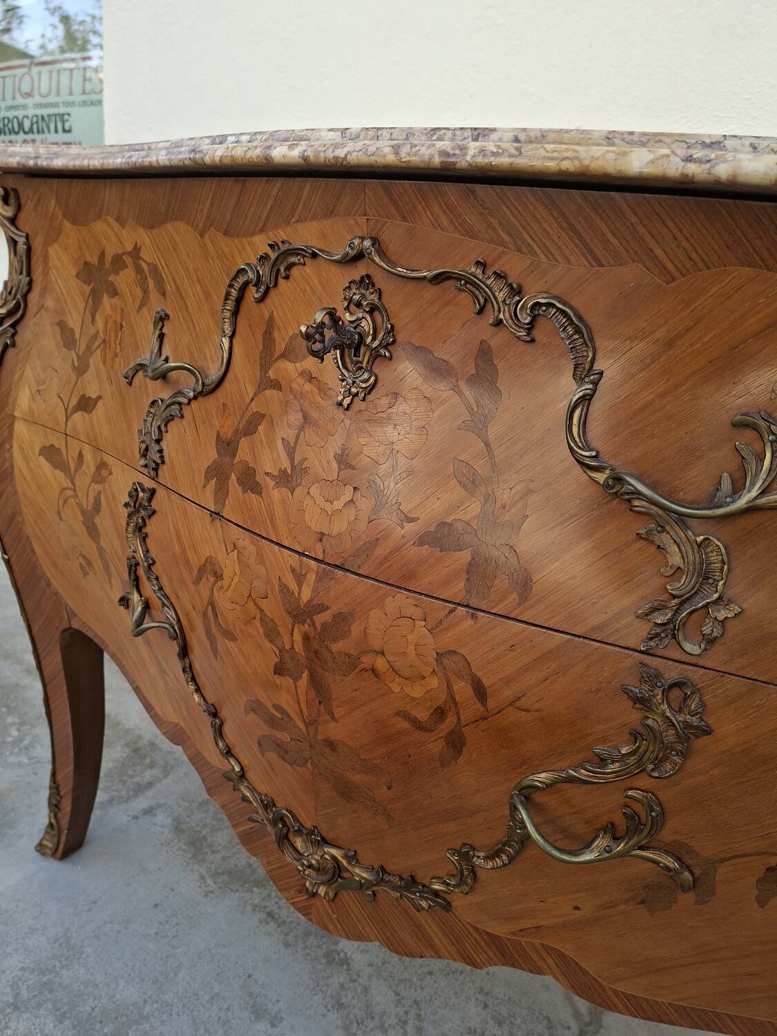 Commode style Louis XV en marqueterie et bois de rose