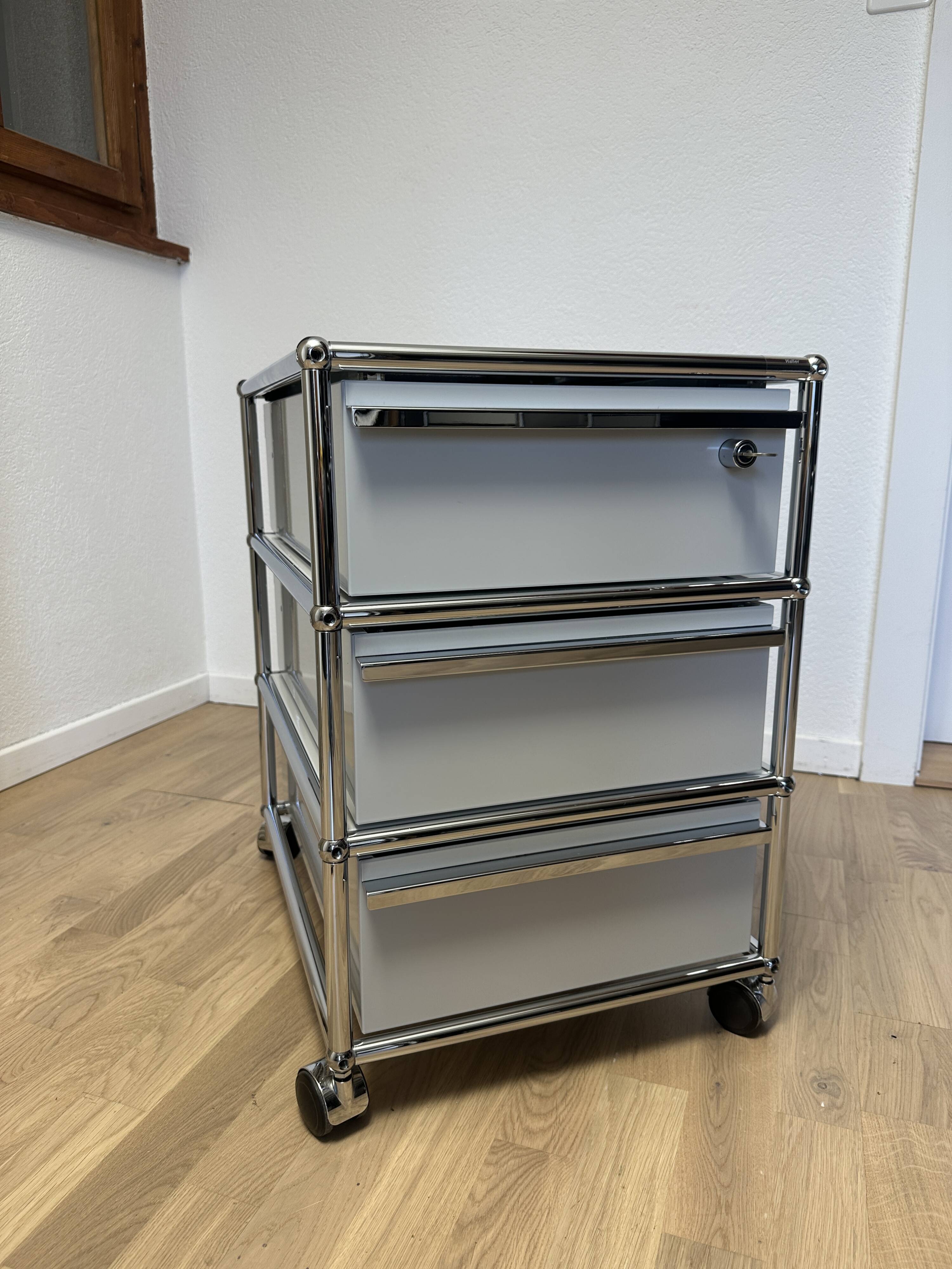 USM Haller light grey wheeled caisson