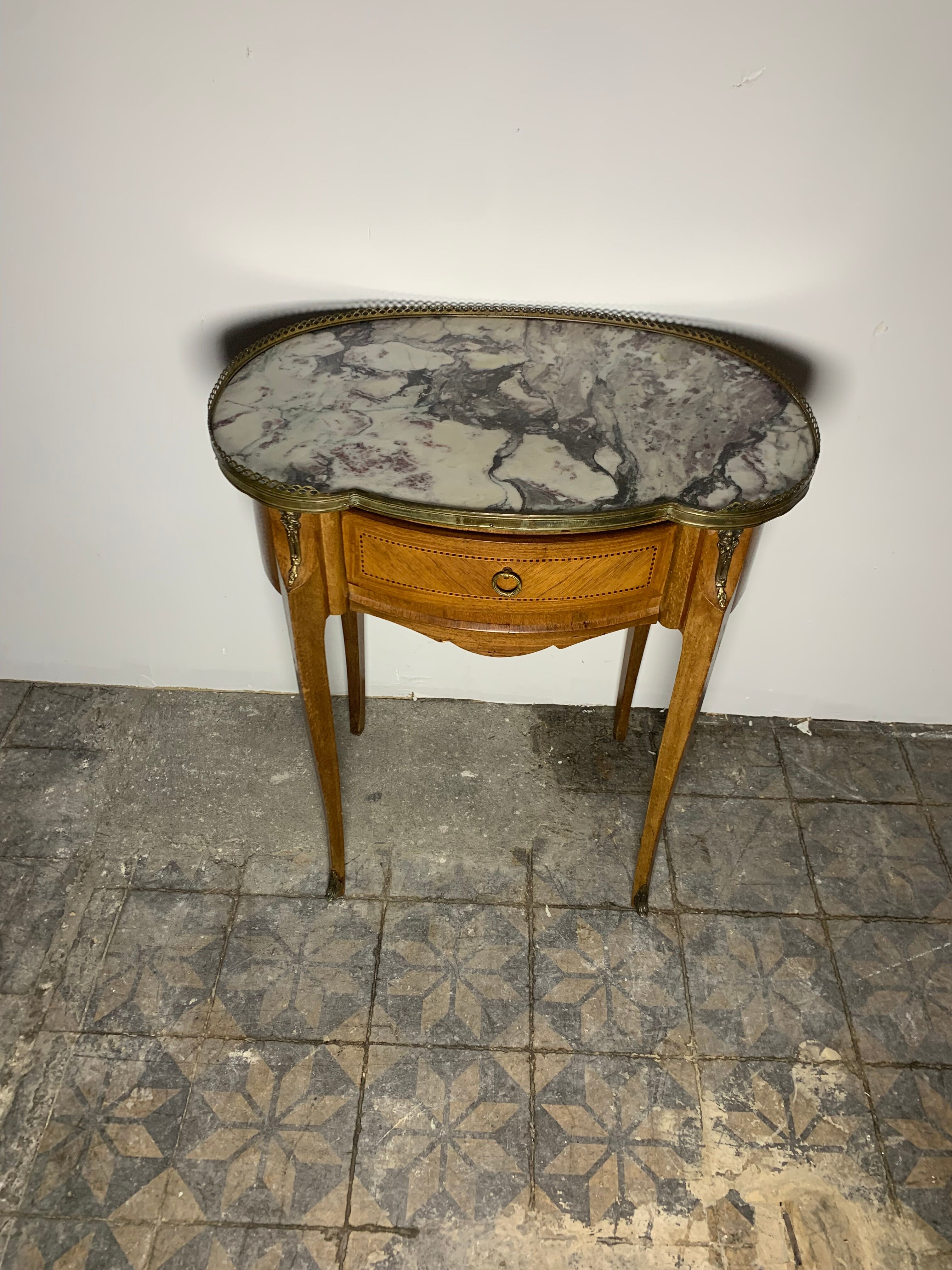 Kidney table transition style, side cabinet small chest of drawers.