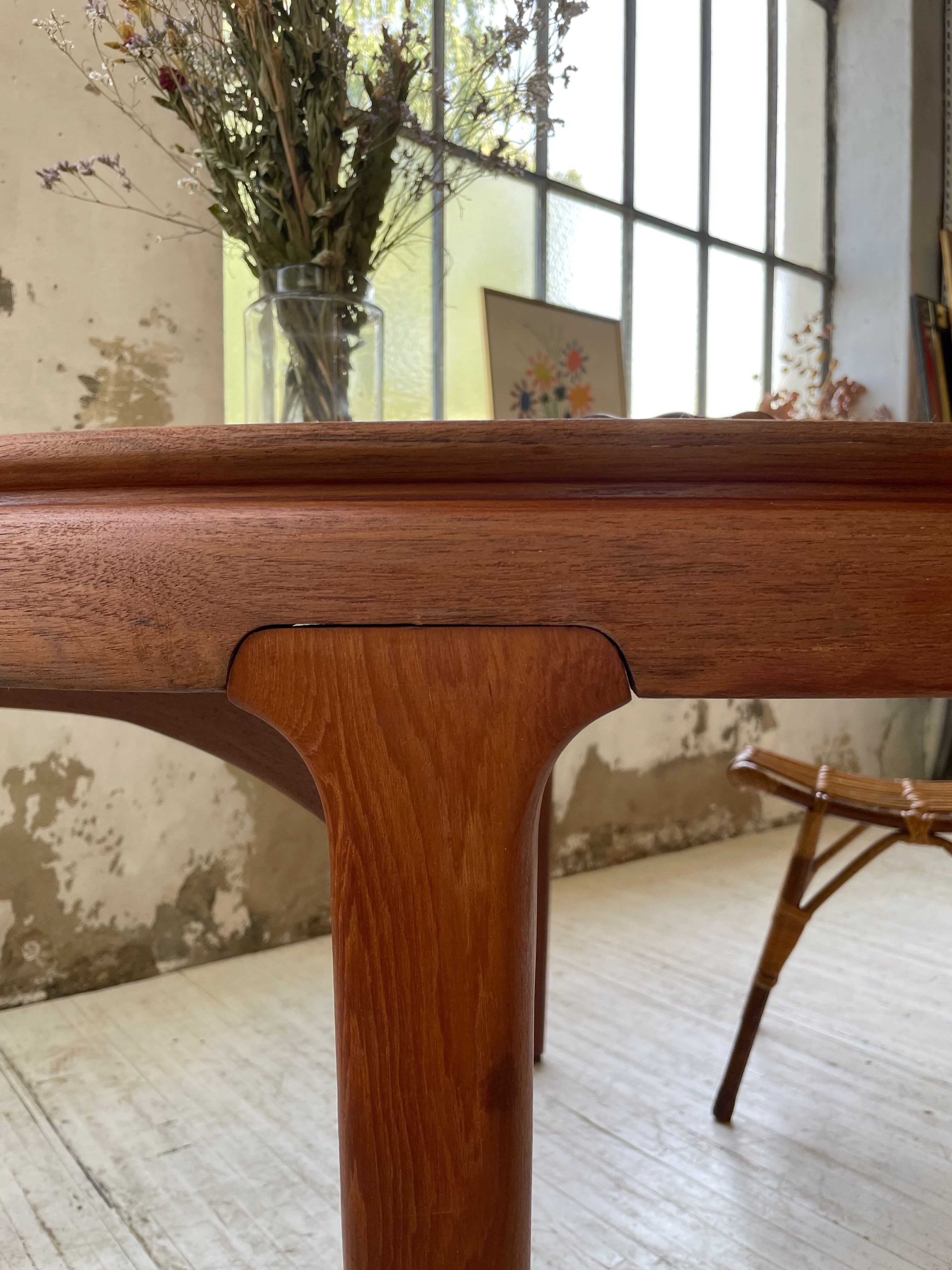 Round table 120-230 cm scandinavian samcom arne hovmand olsen