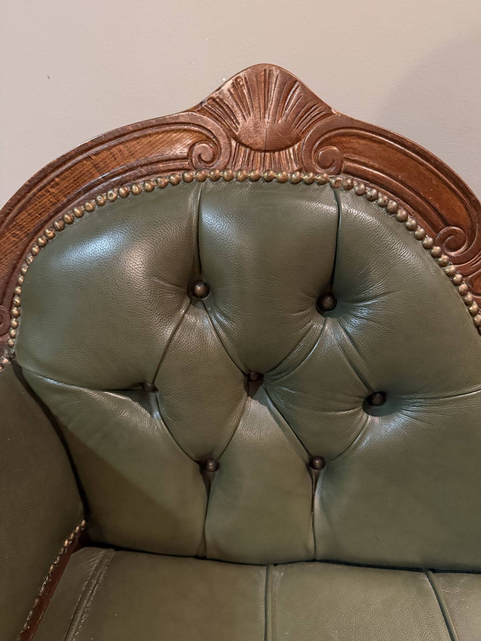 Banquette ancienne en bois sculpté avec assise capitonnée verte et tir