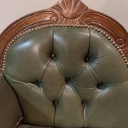 Banquette ancienne en bois sculpté avec assise capitonnée verte et tir