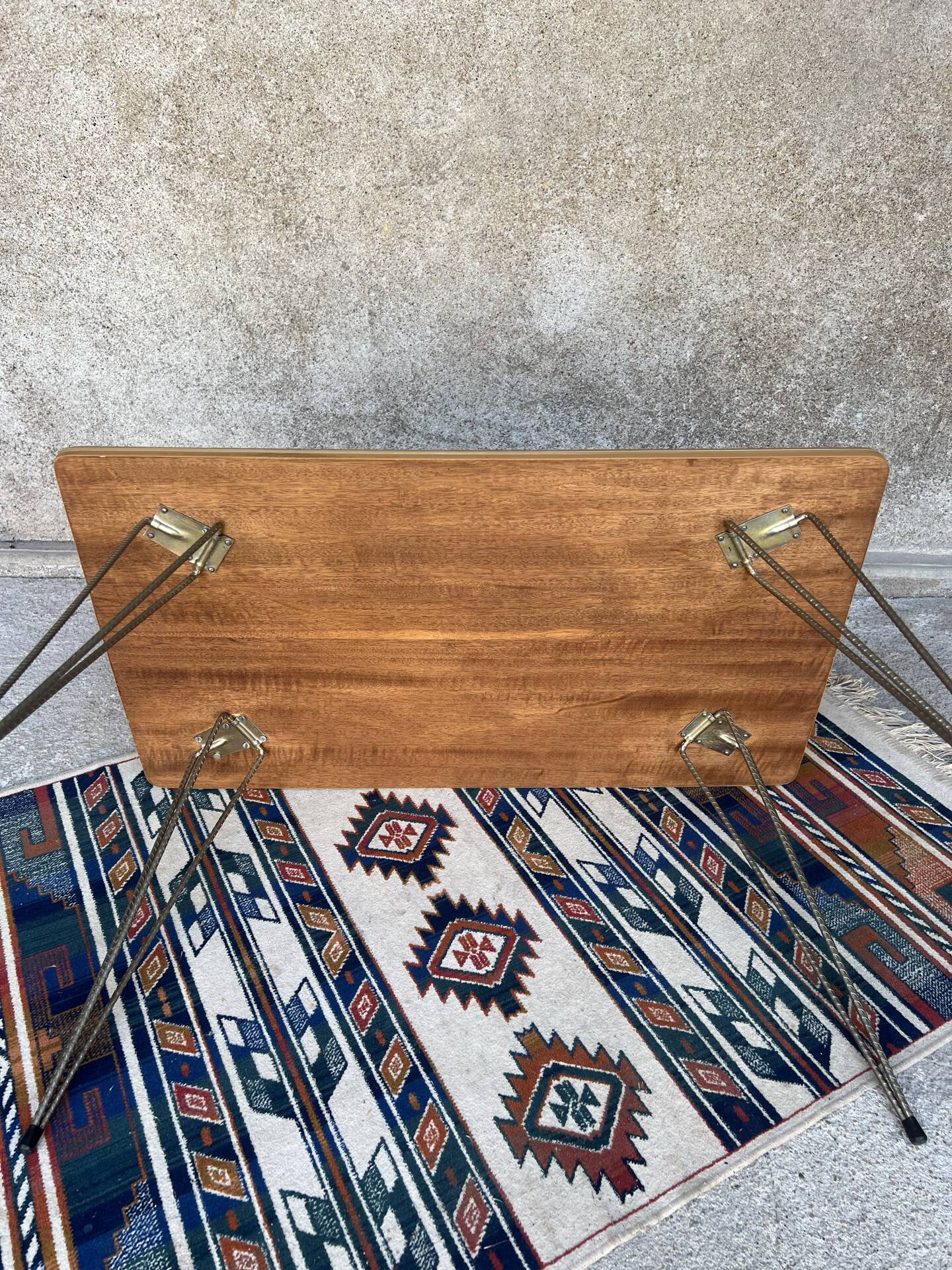 Petite table basse vintage en Formica - pieds Eiffel