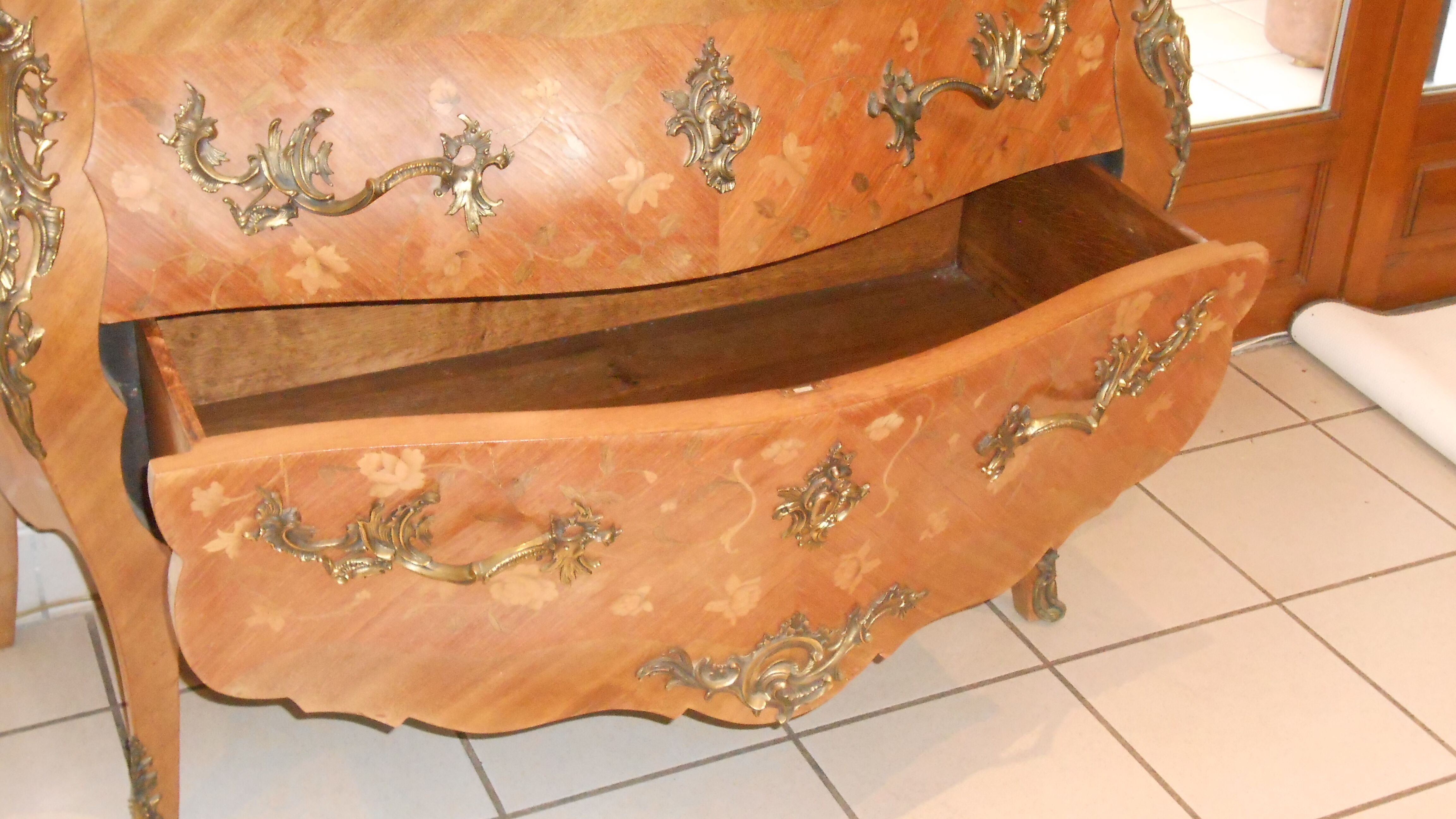 Commode galbée style Louis XV