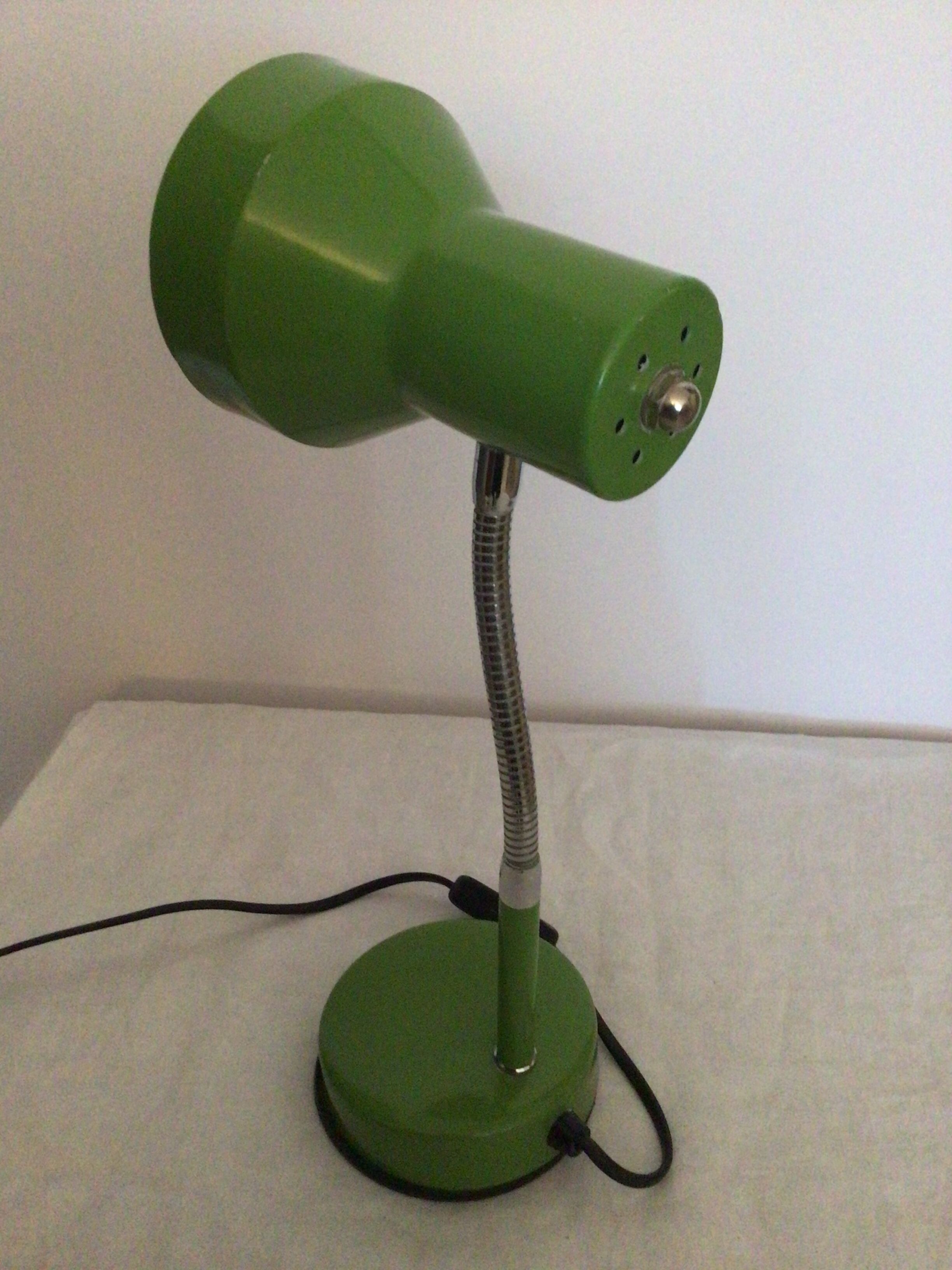 Lampe de table articulée flexible couleur vert olive métal chromé vintage.