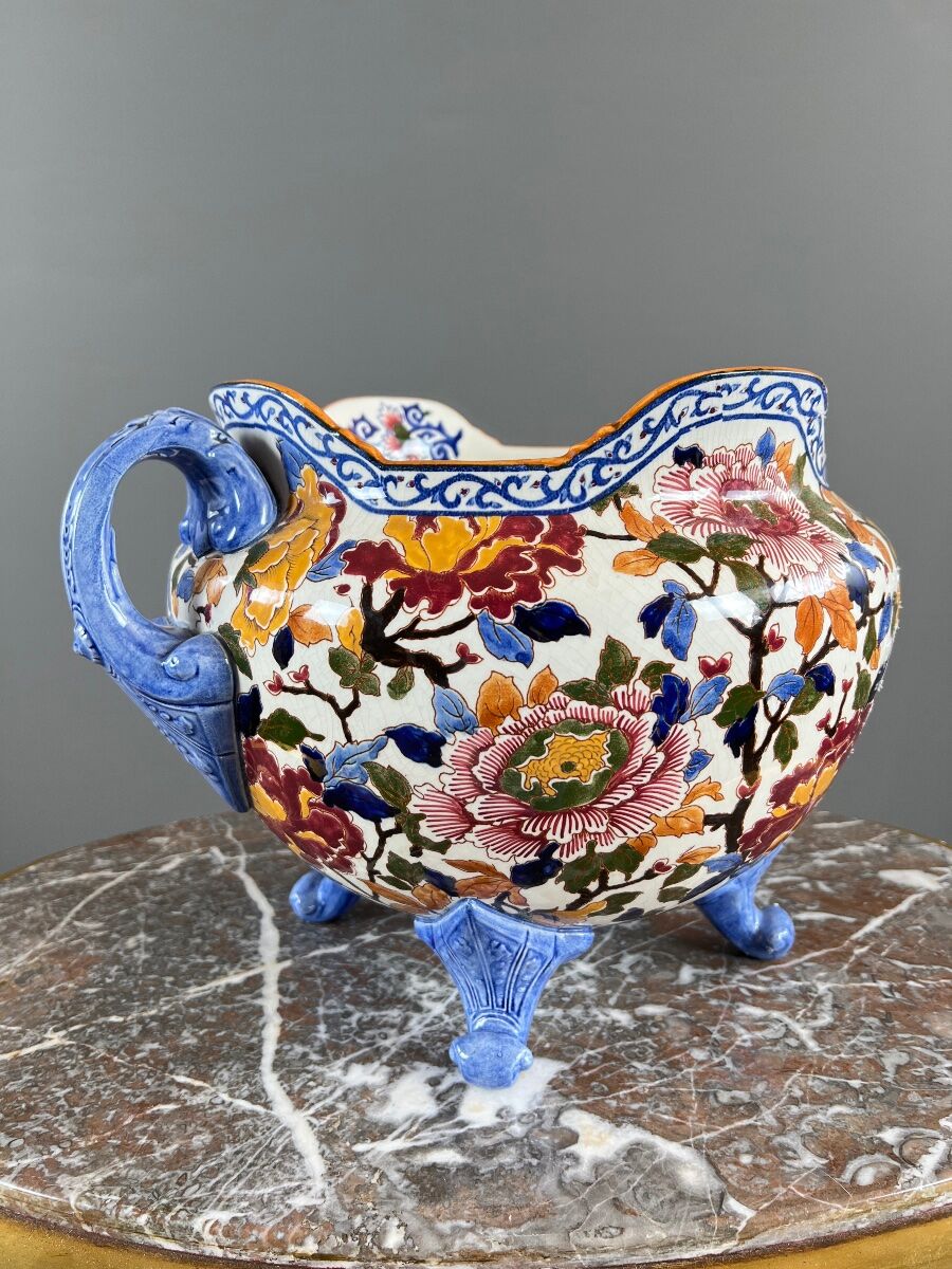 Large earthenware cache-pot from Gien with peony decoration, 20th century.