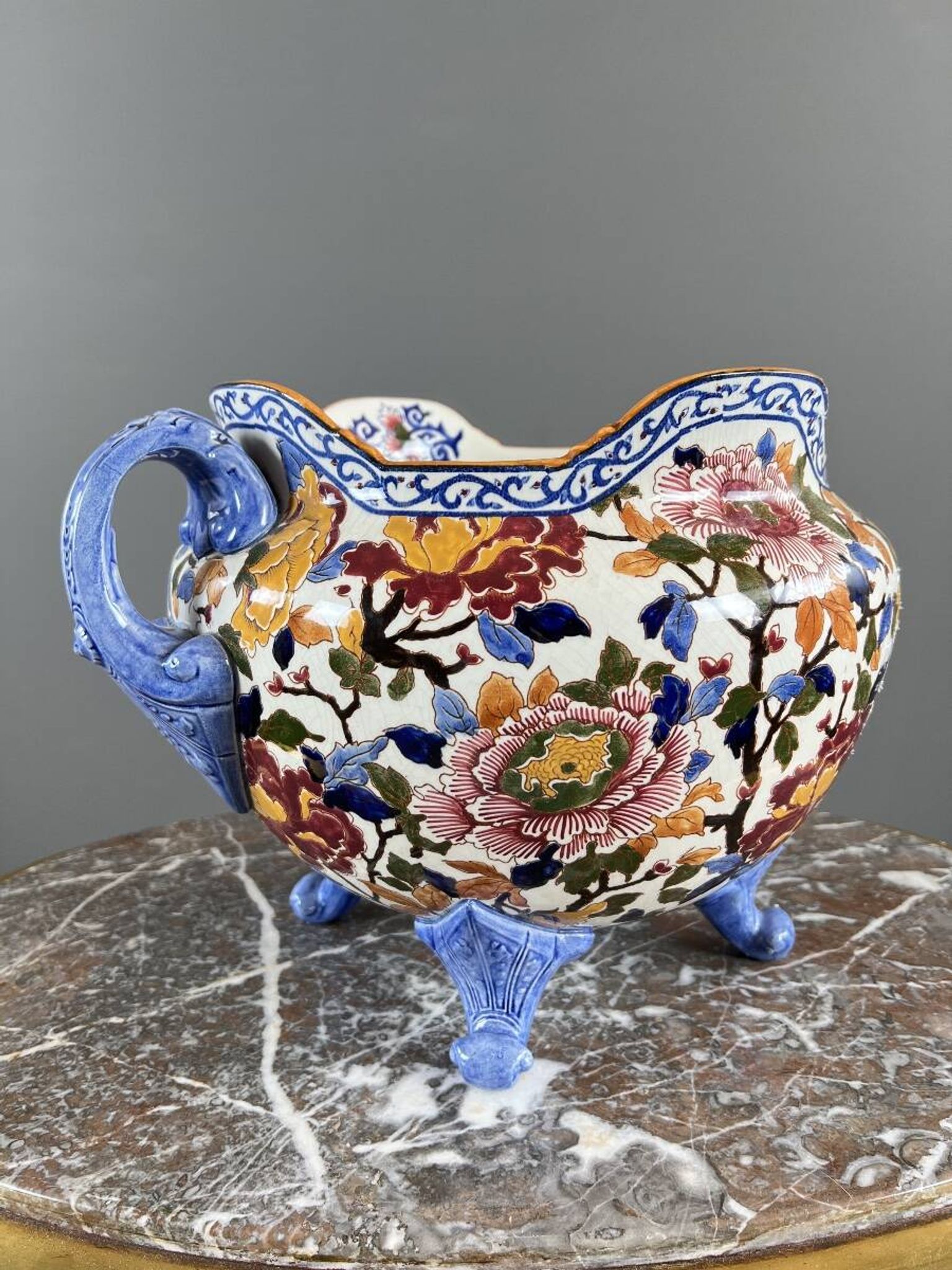 Large earthenware cache-pot from Gien with peony decoration, 20th century.