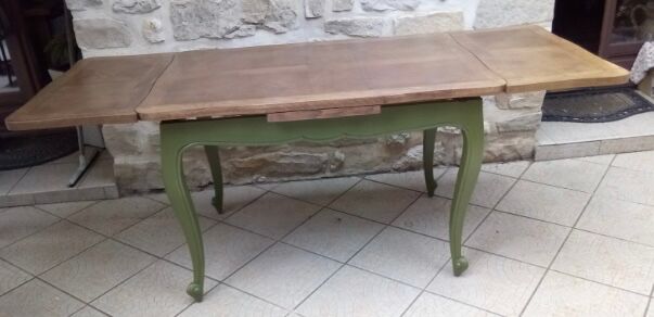 Wooden extension dining table