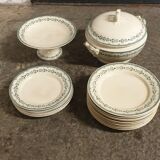 10 plates, a tureen, a fruit cup