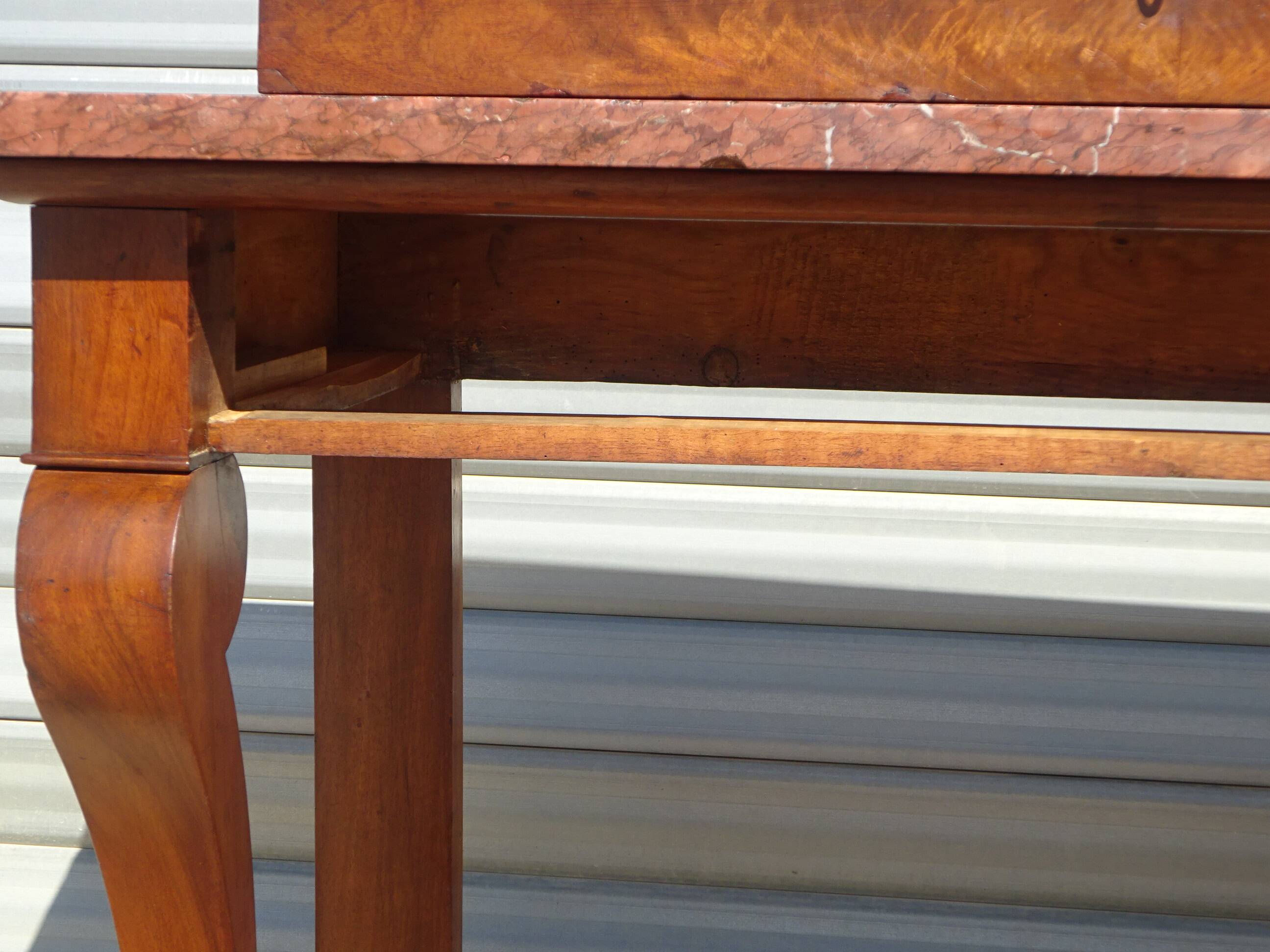 Console époque Restauration, style  Charles X en noyer avec marbre griotte