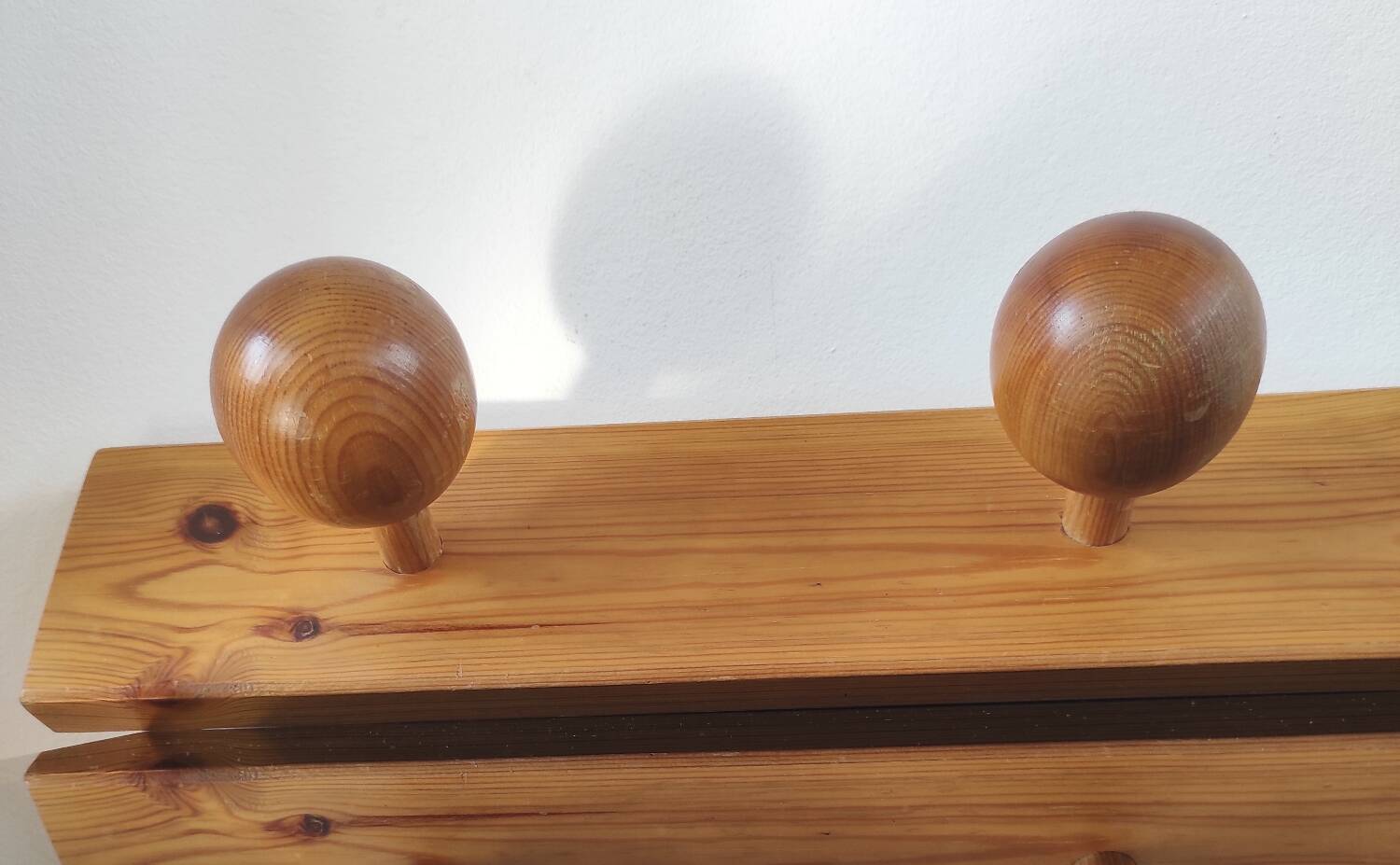 Wall-mounted coat rack with 3 ball hooks in solid pine – Scandinavian design