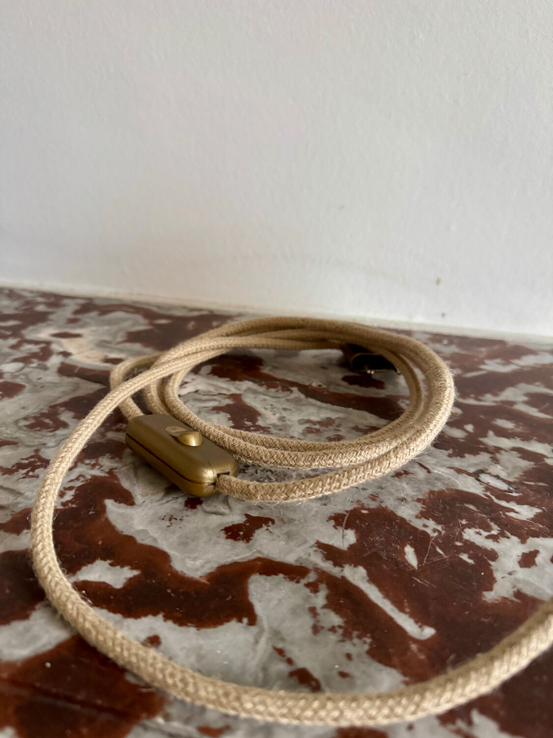 Glass lamp with diamond pattern