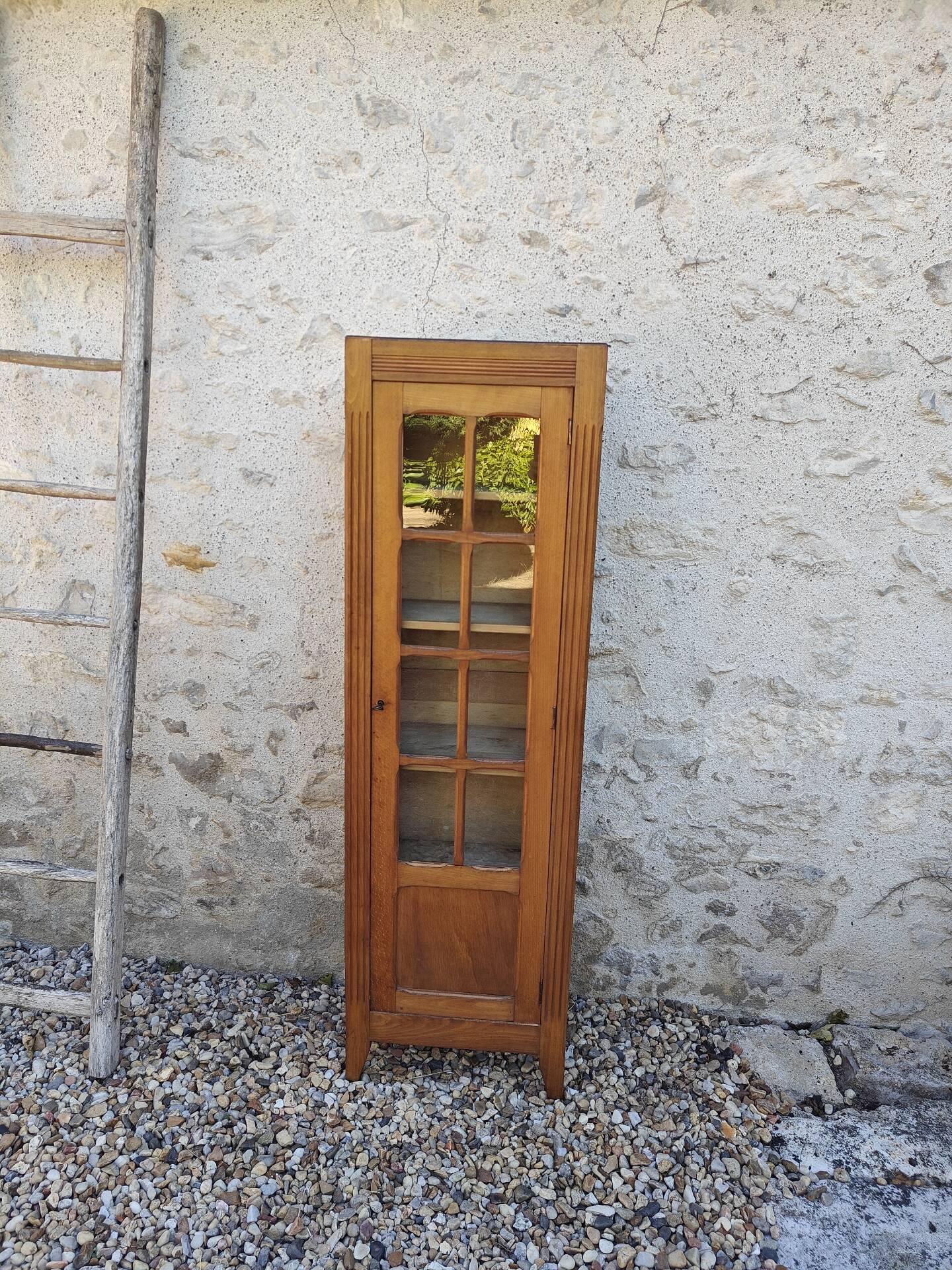 Showcase an old door, small bookshelf.