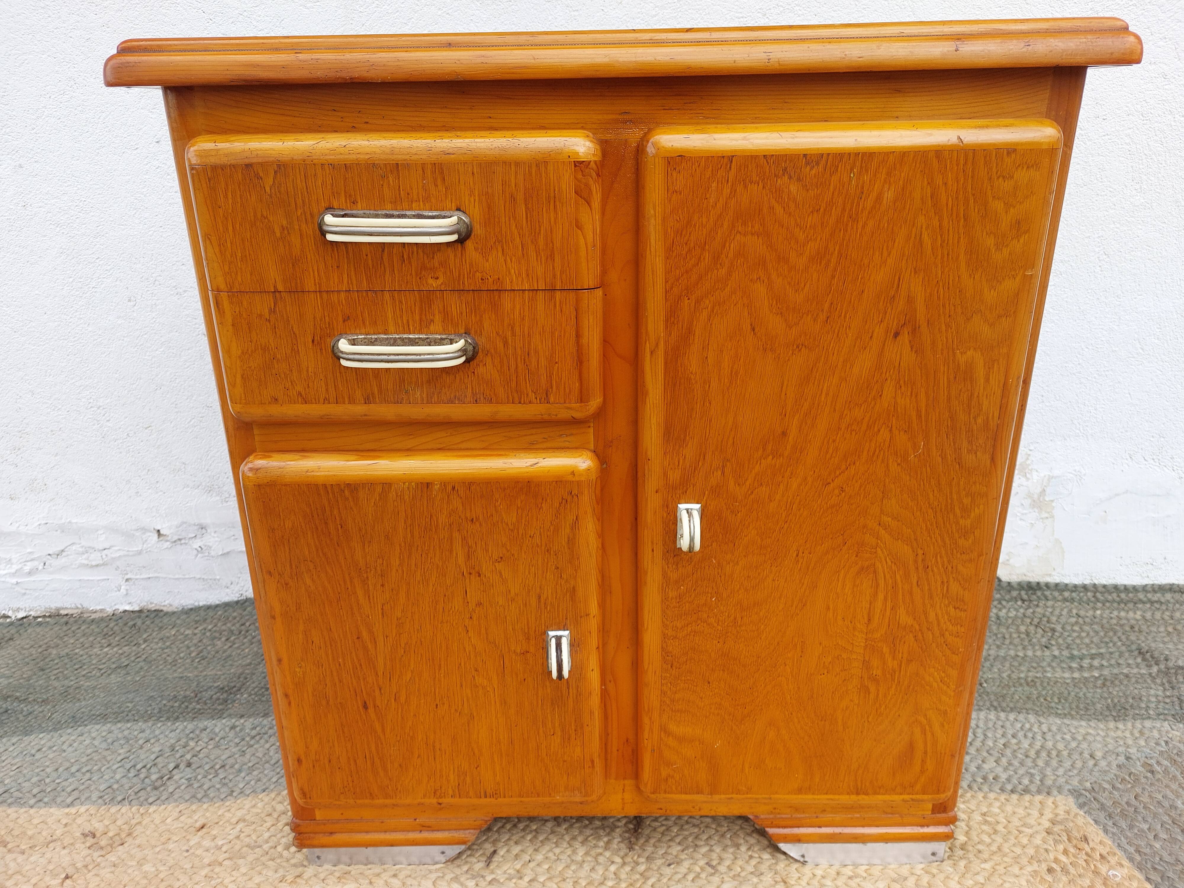 Mado buffet, asymmetrical doors and metal