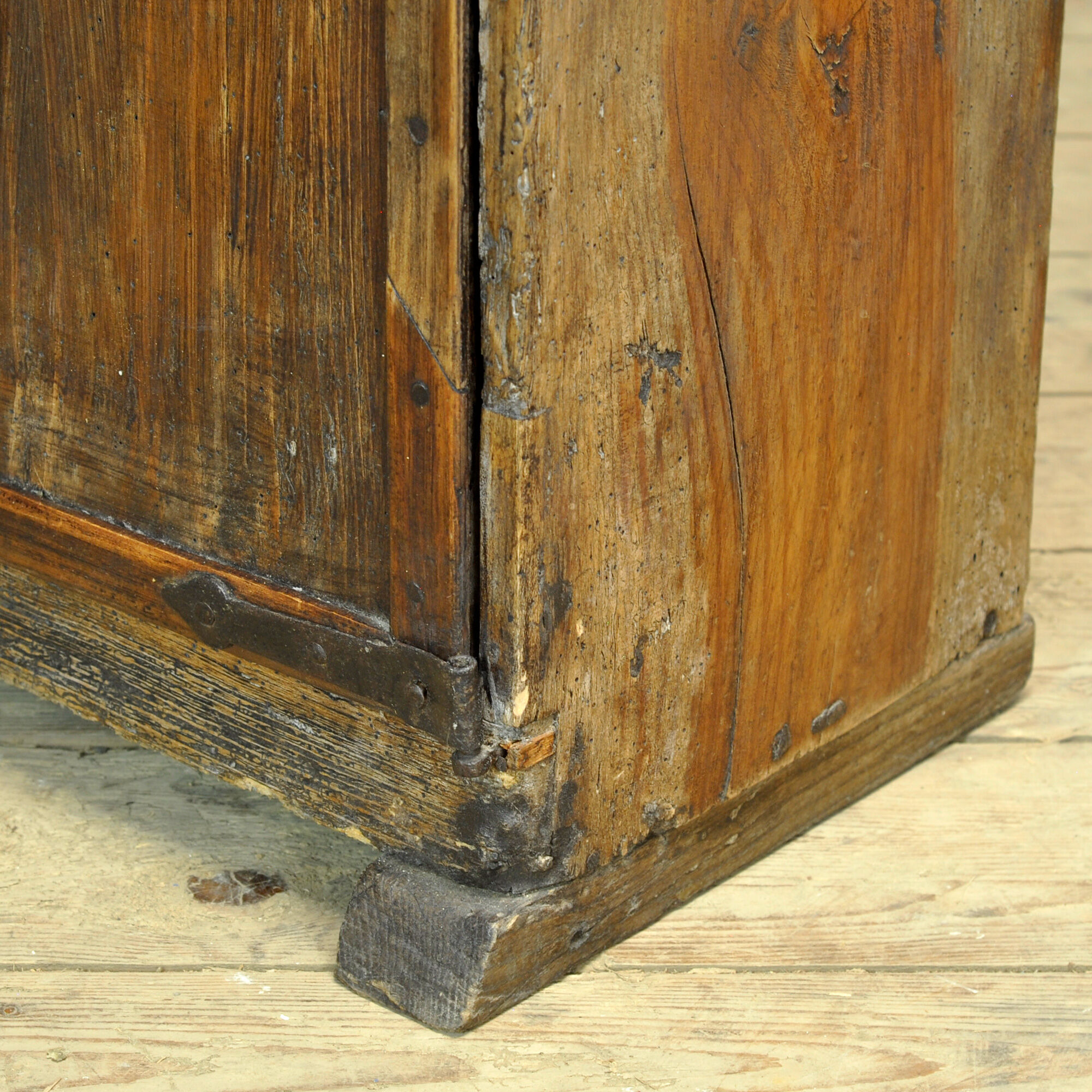 Cabinet en pin ancien, vers 1820