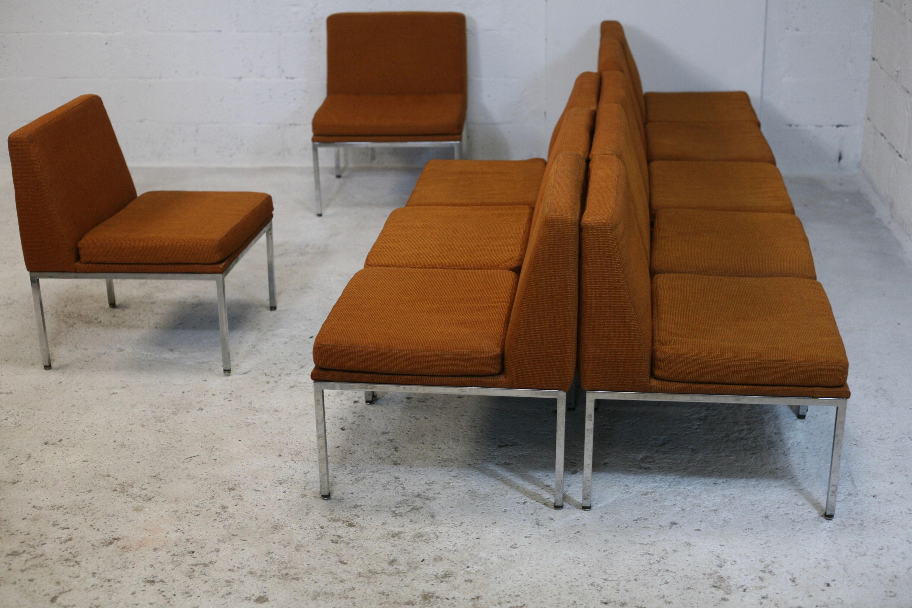 Ensemble de 10 chauffeuses de Louis Baillon, édition Planforms formant canapé modulable, circa 1950