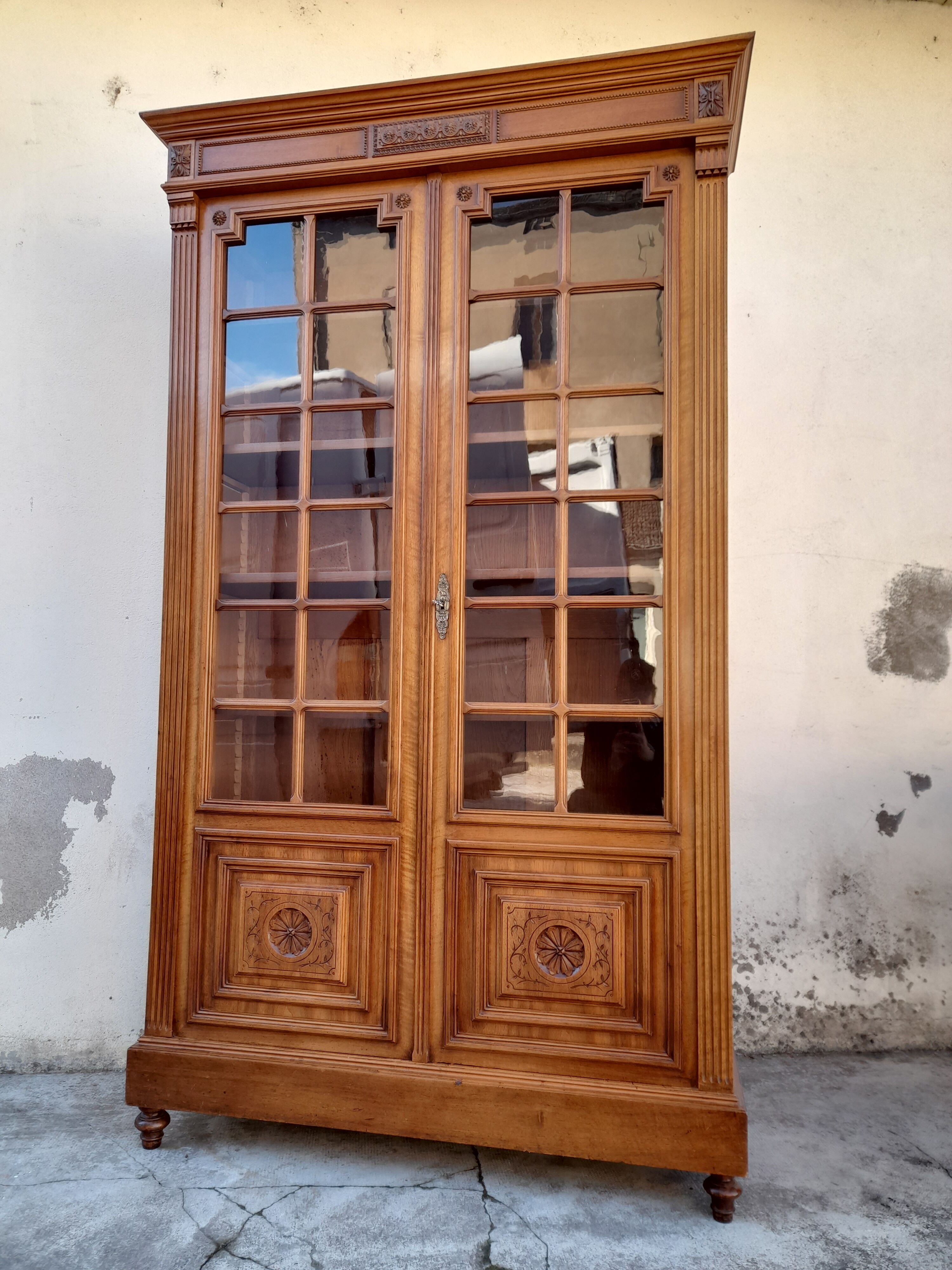 Roman showcase Henri II era 1900