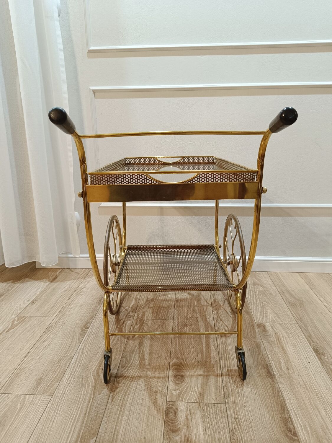 Desserte en laiton et cuivre par Josef Frank pour Svenskt Tenn