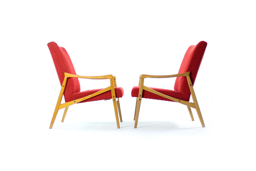 Ensemble de 2 fauteuils du milieu du siècle en hêtre clair & tissu rouge par Interier Praha, Tchécoslovaquie 1971