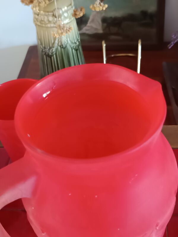 service à orangeade vintage en verre dépoli rouge à décor de fruits Cervé