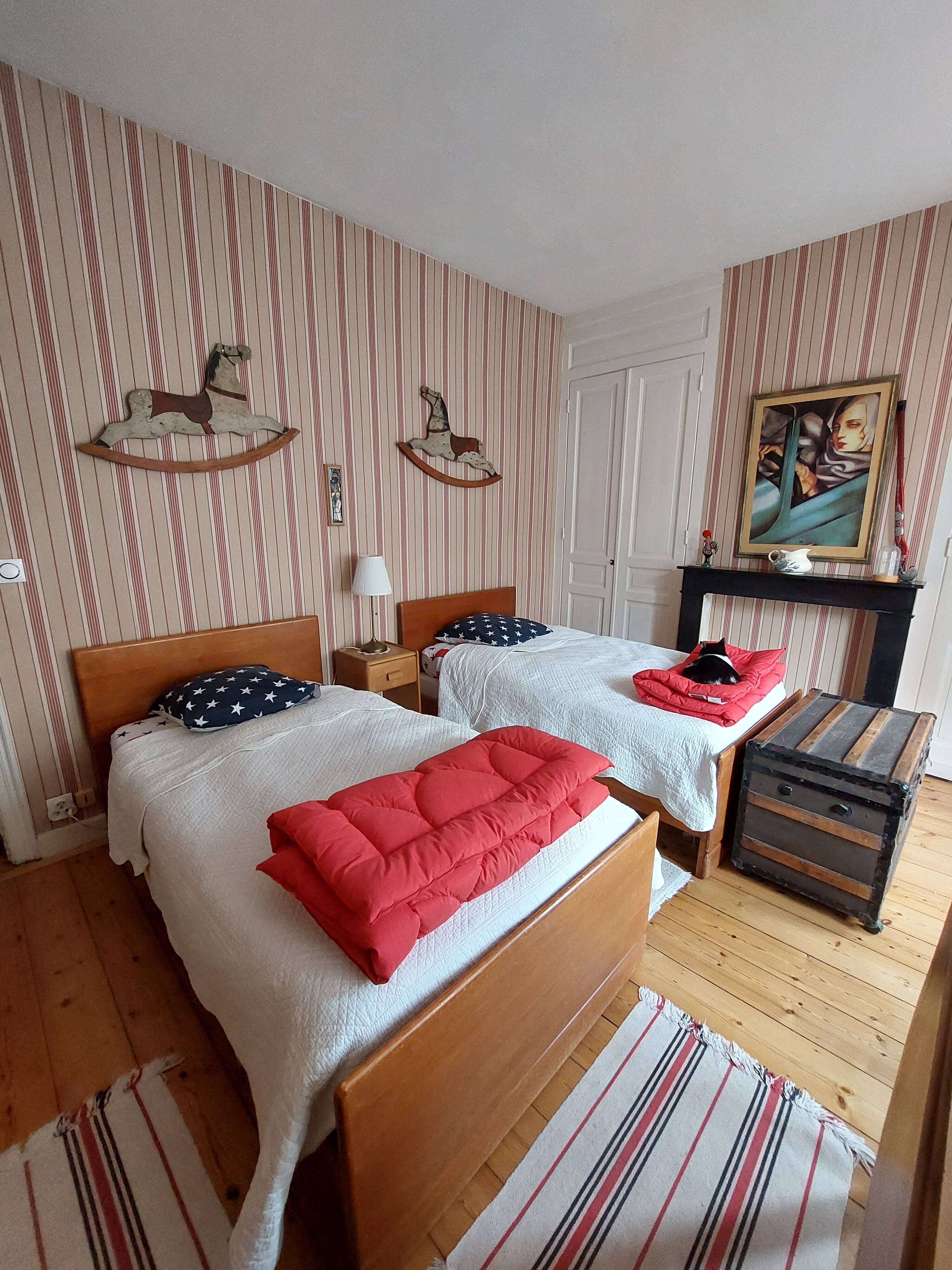 American twin beds in Shaker style from the early 20th century.
