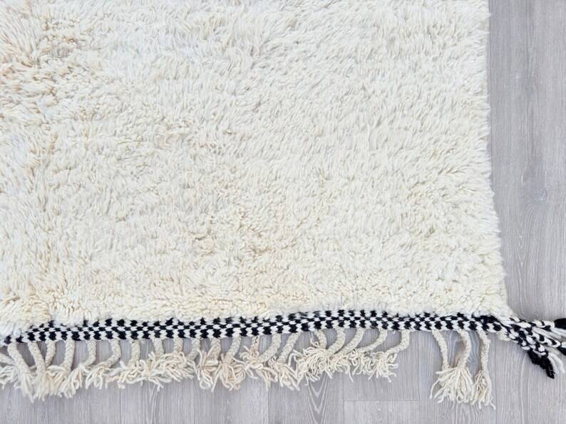 Simple white rug 250cmx150cm