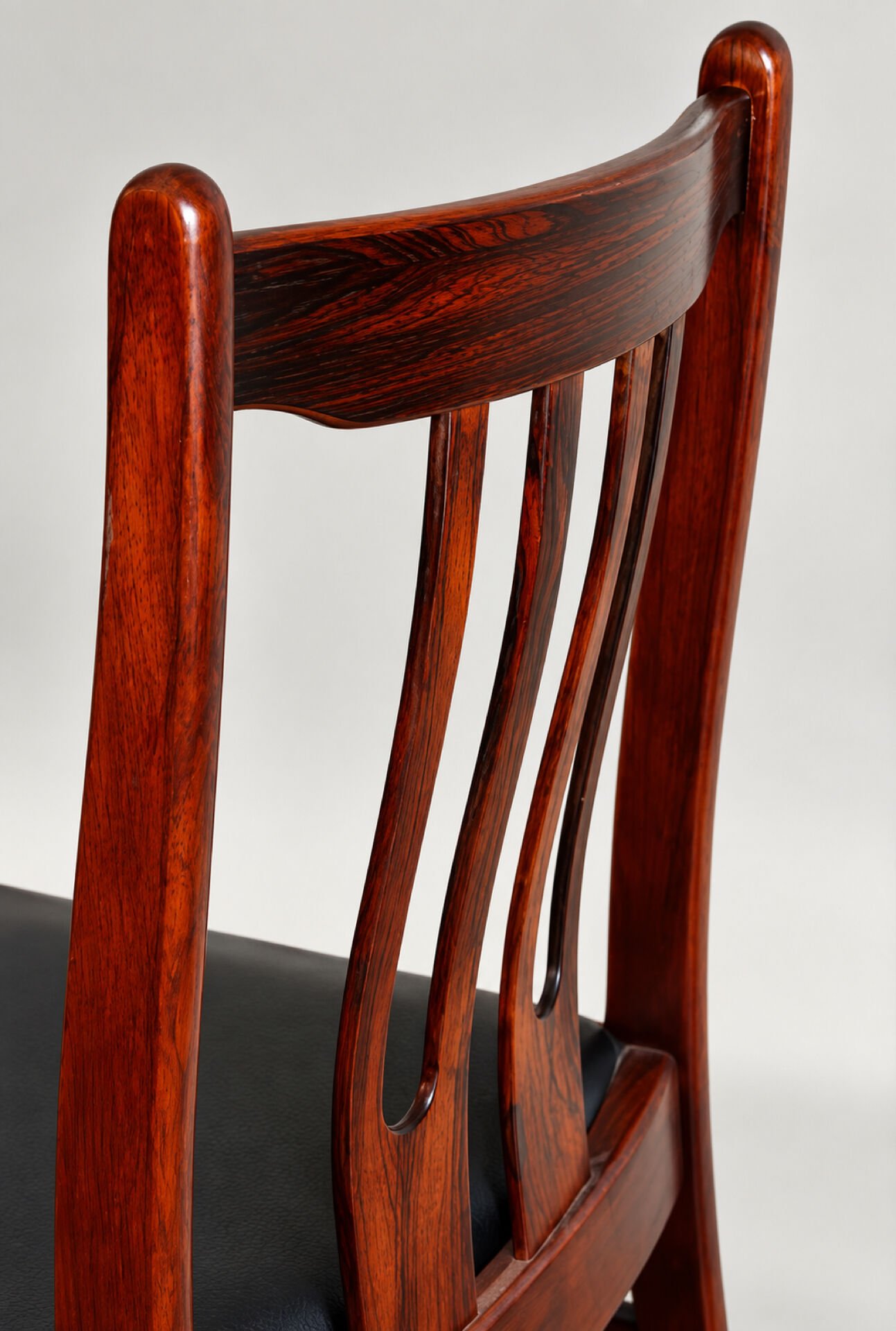 4 rosewood chairs from the 1960s in Scandinavian design.