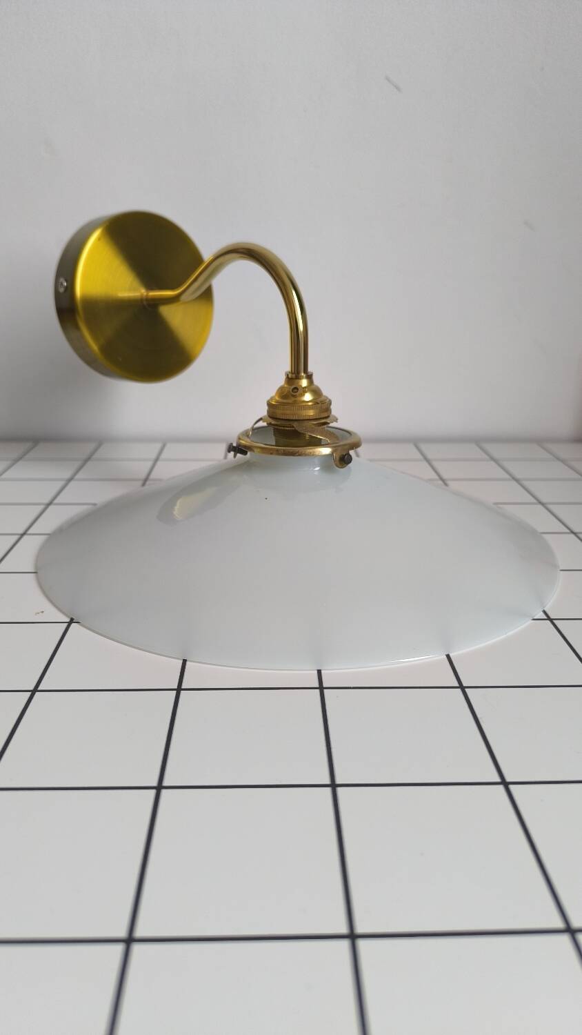 Applique en opaline lisse et laiton doré