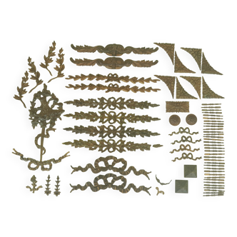 Éléments de décoration en laiton doré