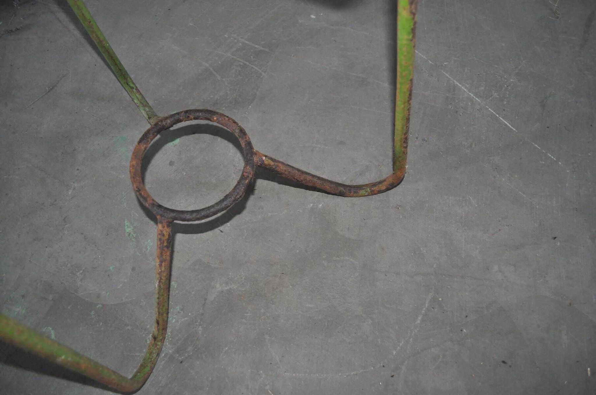 Vintage green circular iron jardinière from Hungary, 1940s, with a tripod base.