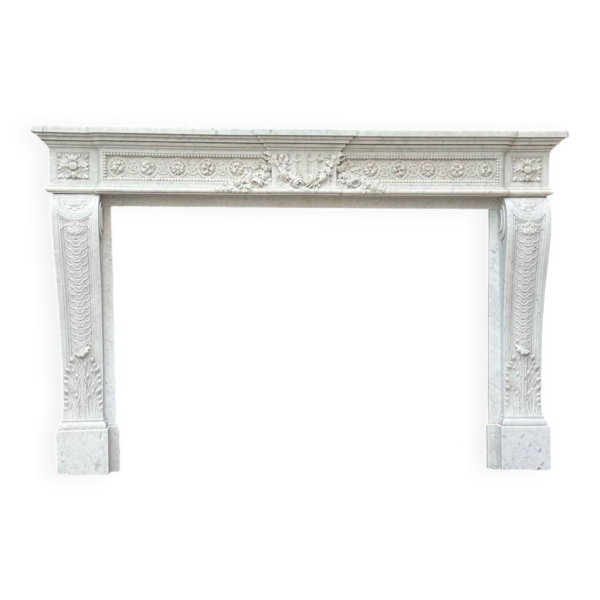 Cheminée De Style Louis XVI En Marbre De Carrare Très Finement Sculptée Ver