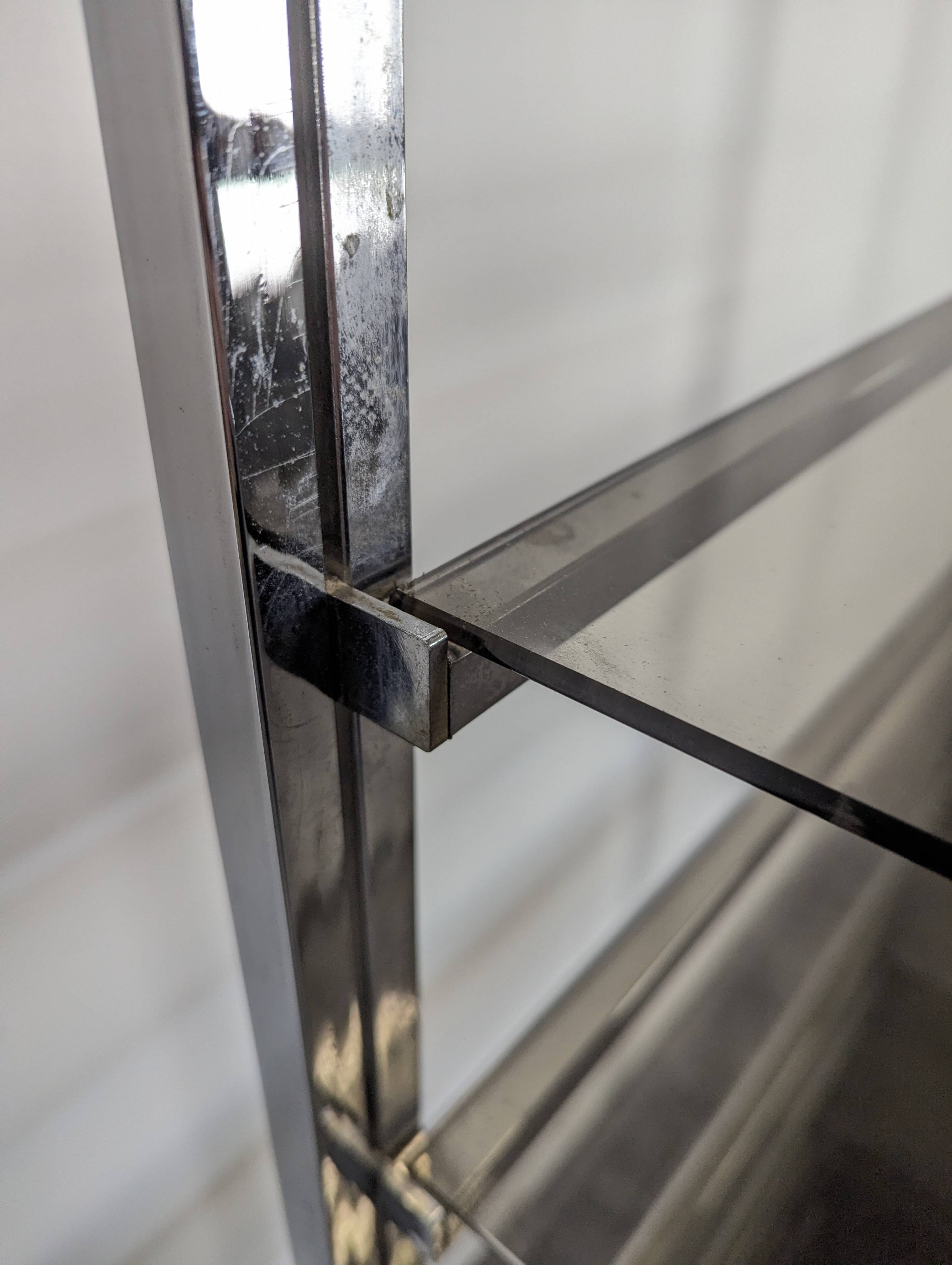 Etagère chromée et verre fumé des années 70