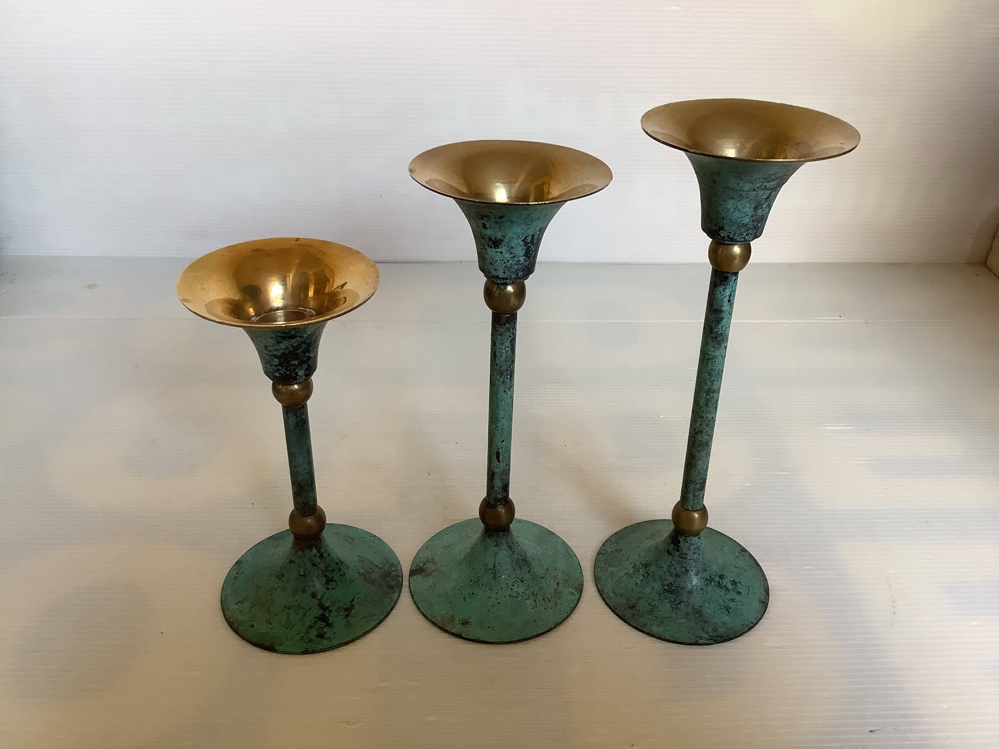 Set of candlesticks with green patina and brass Memphis