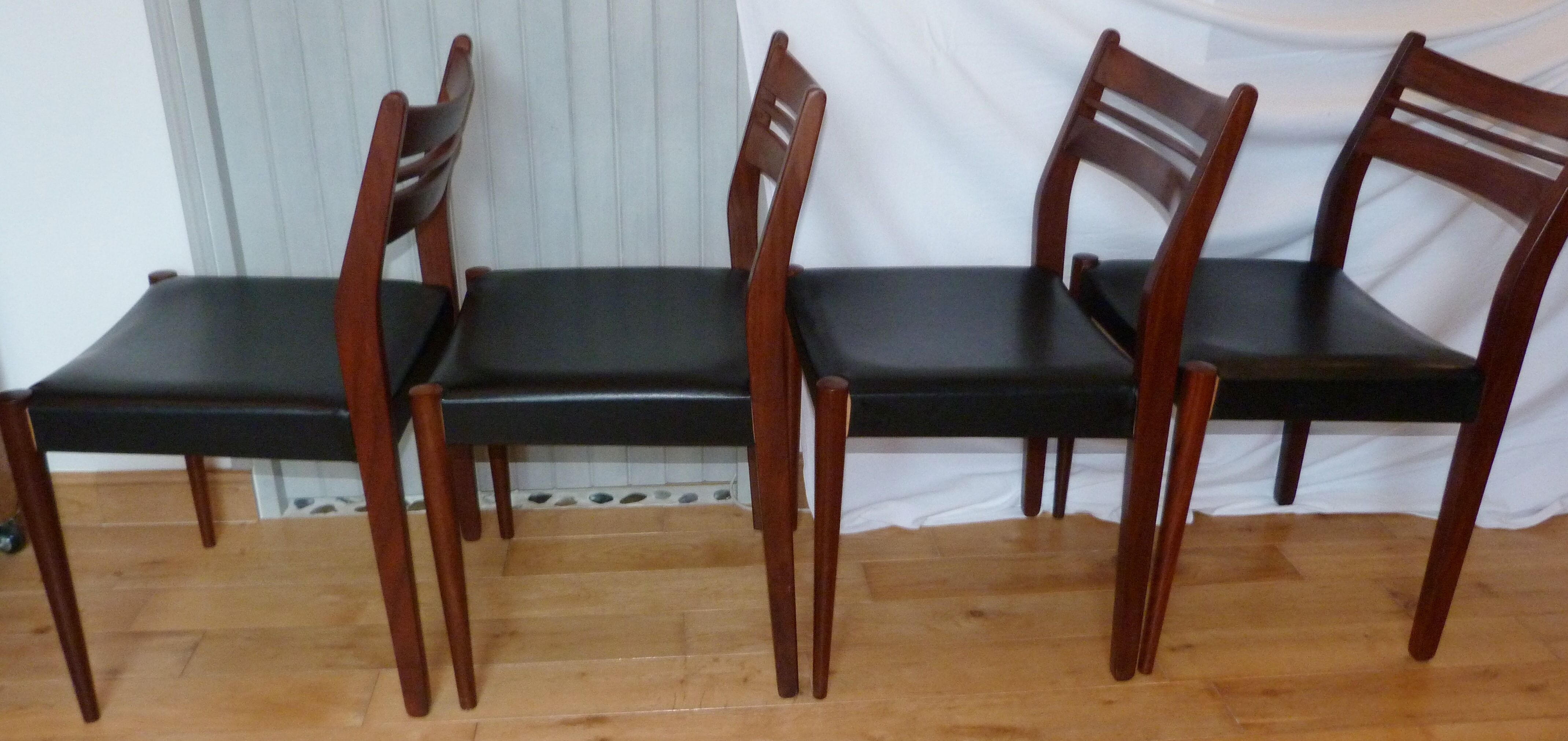 Suite of 4 Italian chairs