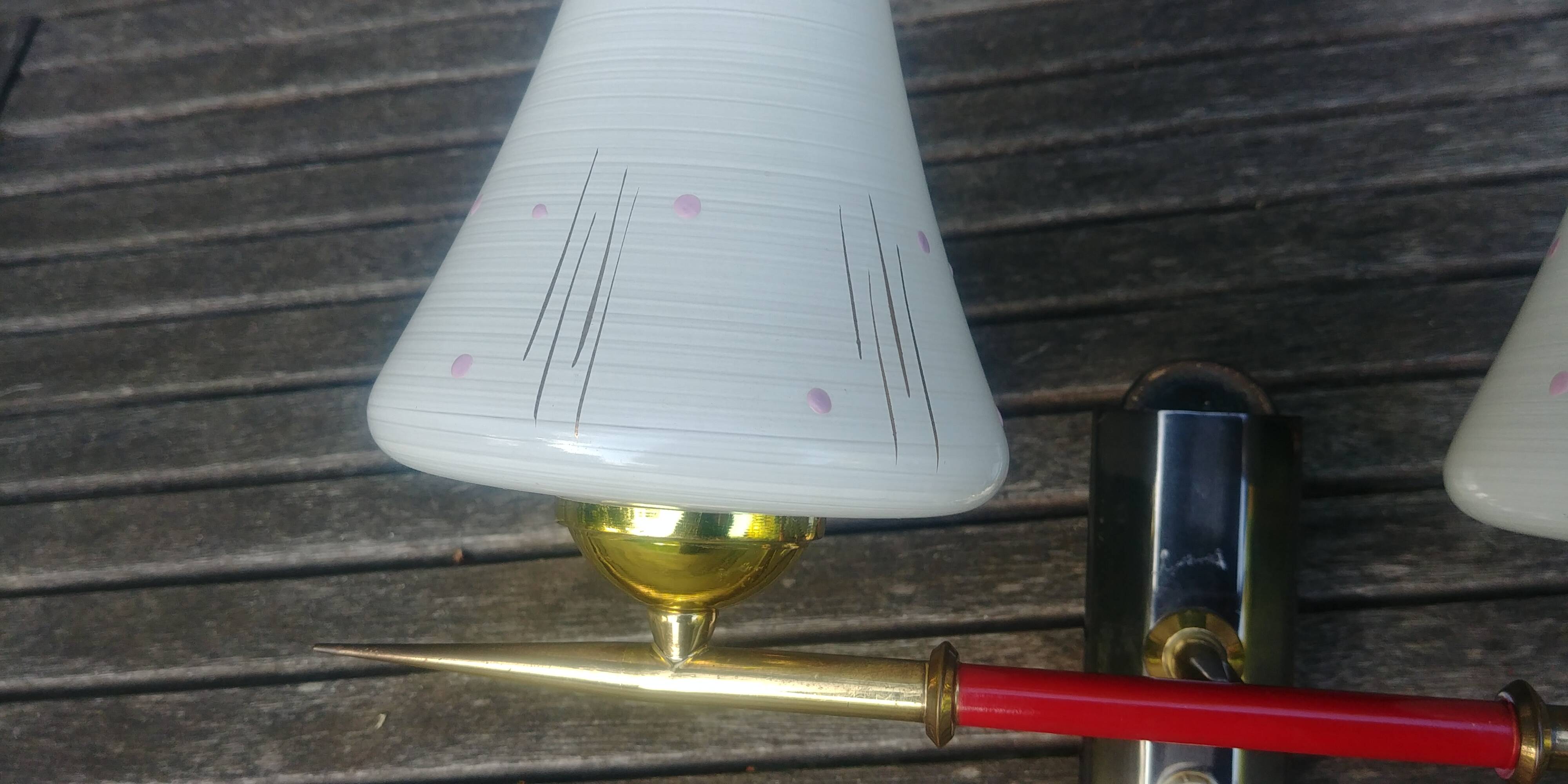 Vintage wall light from the 40s/50s with its two glass sconces on a brass support