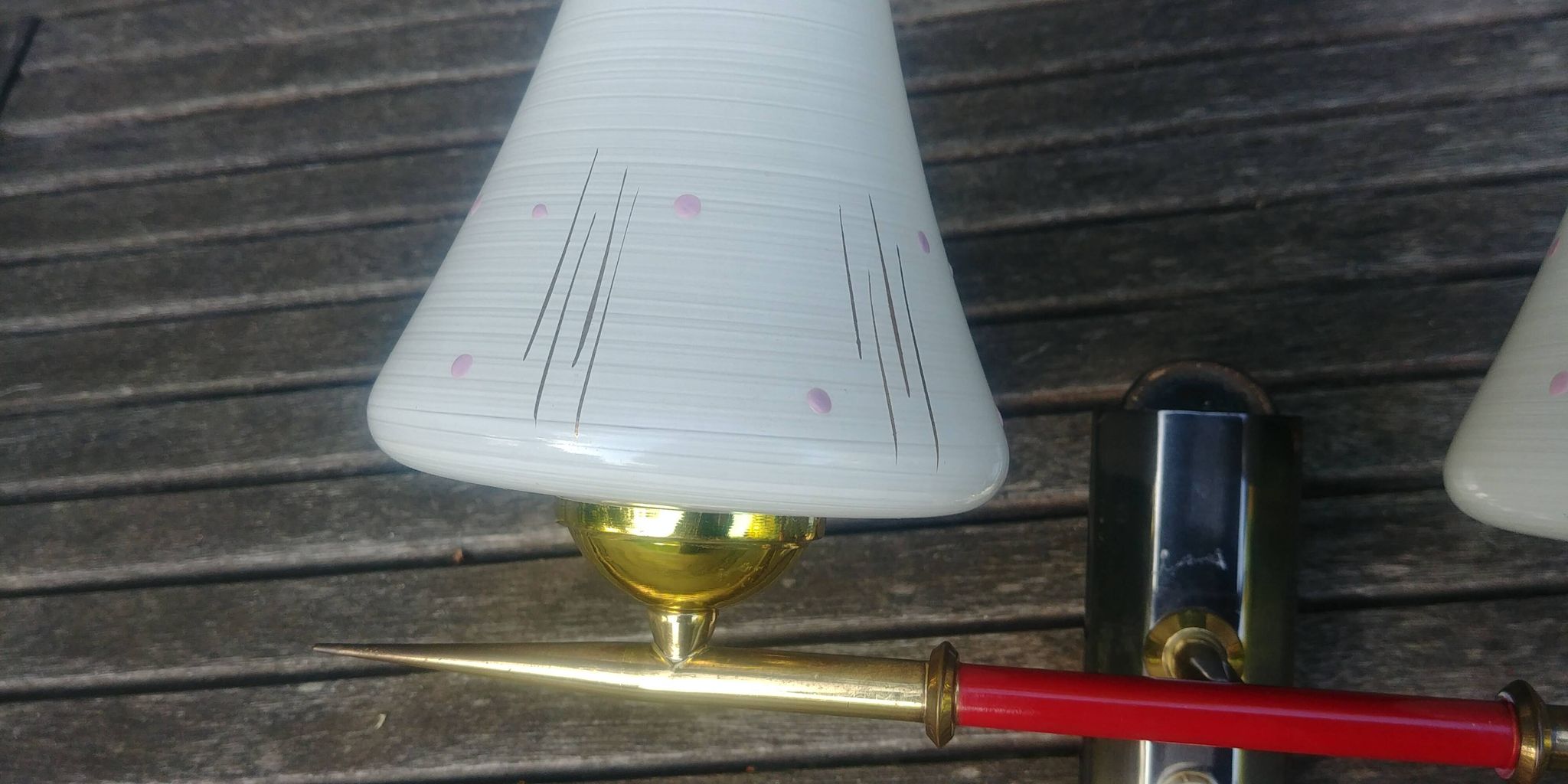 Vintage wall light from the 40s/50s with its two glass sconces on a brass support