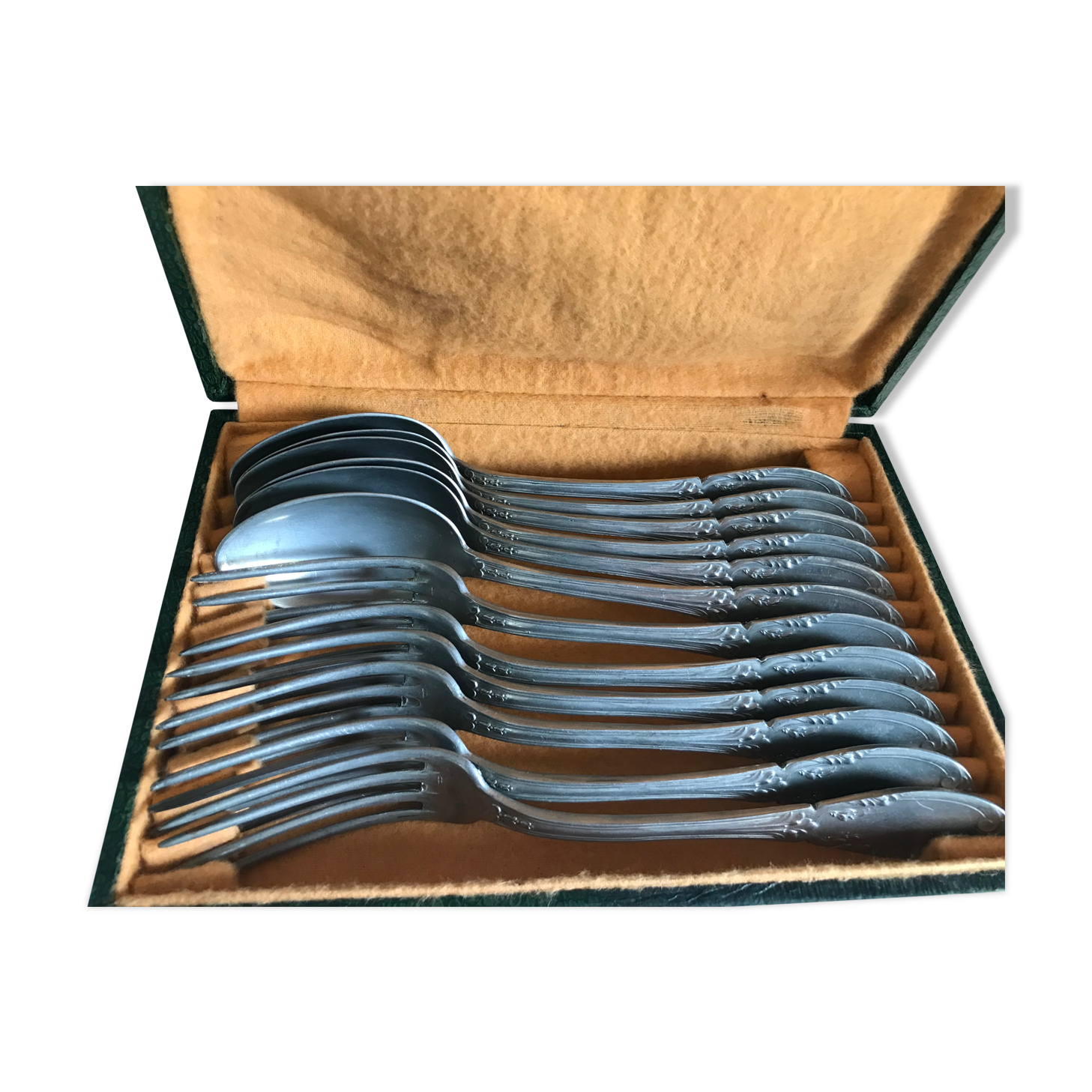 Housewife 12 silver metal table covers