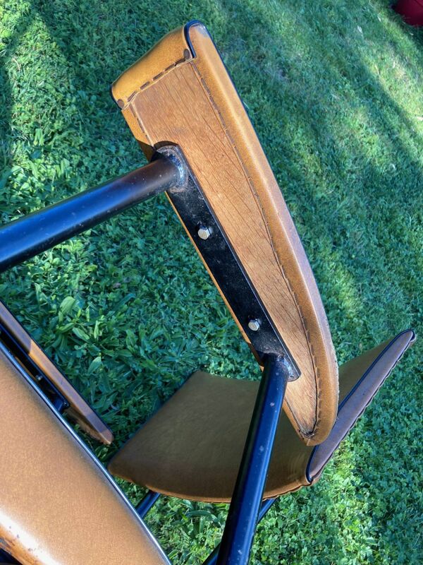 Rare fauteuil en skaï marron clair, de ''Colette Gueden'' , designer des années 50