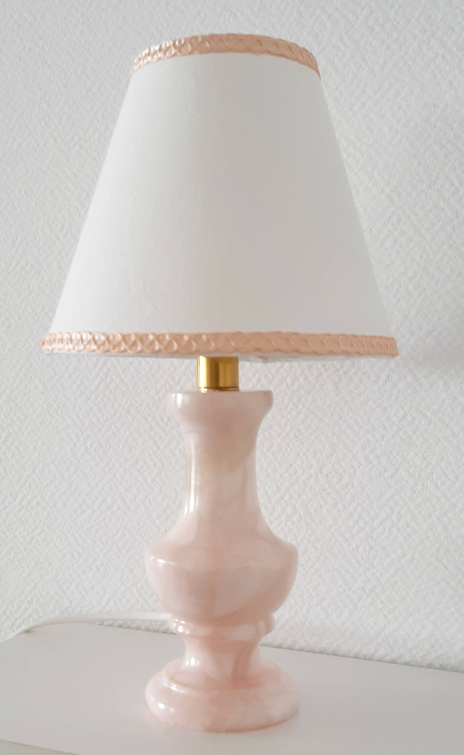 lampe en albâtre rose