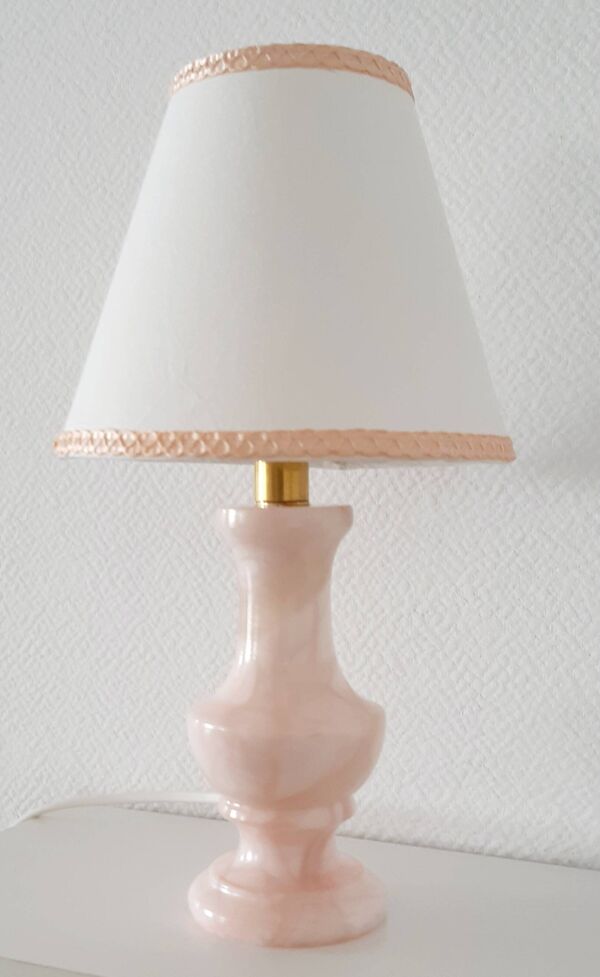 lampe en albâtre rose