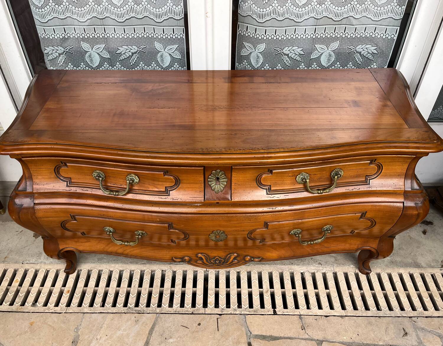 Commode basse Louis XV à trois tiroirs