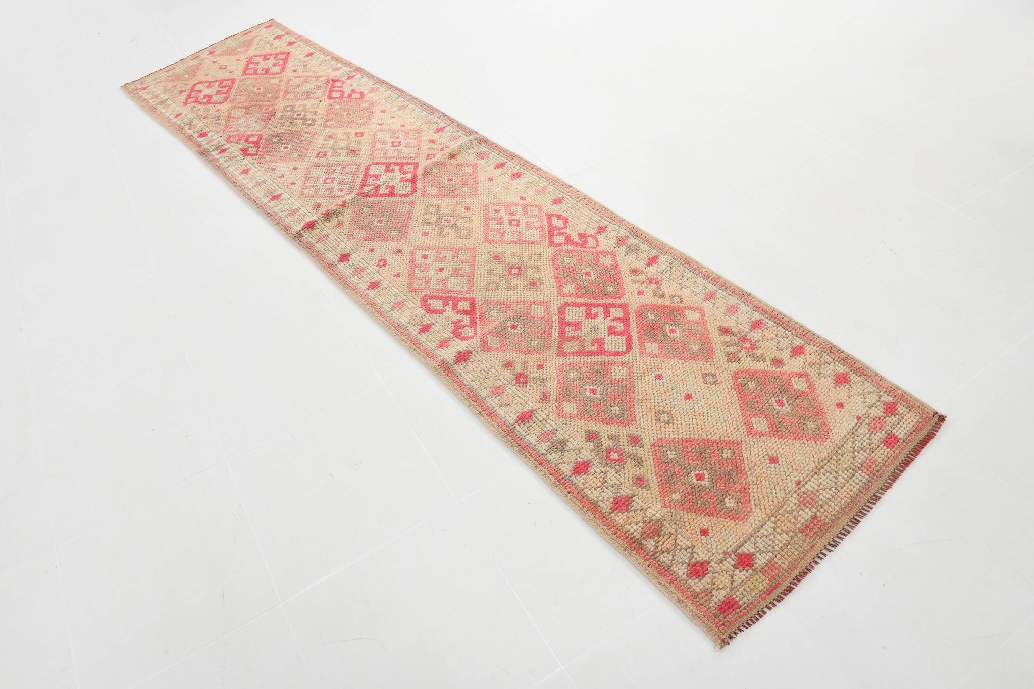 Vintage Runner Kilim, Tons Rose et Beige, Motifs Anatoliens Géométriques