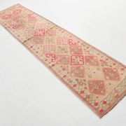 Vintage Runner Kilim, Tons Rose et Beige, Motifs Anatoliens Géométriques