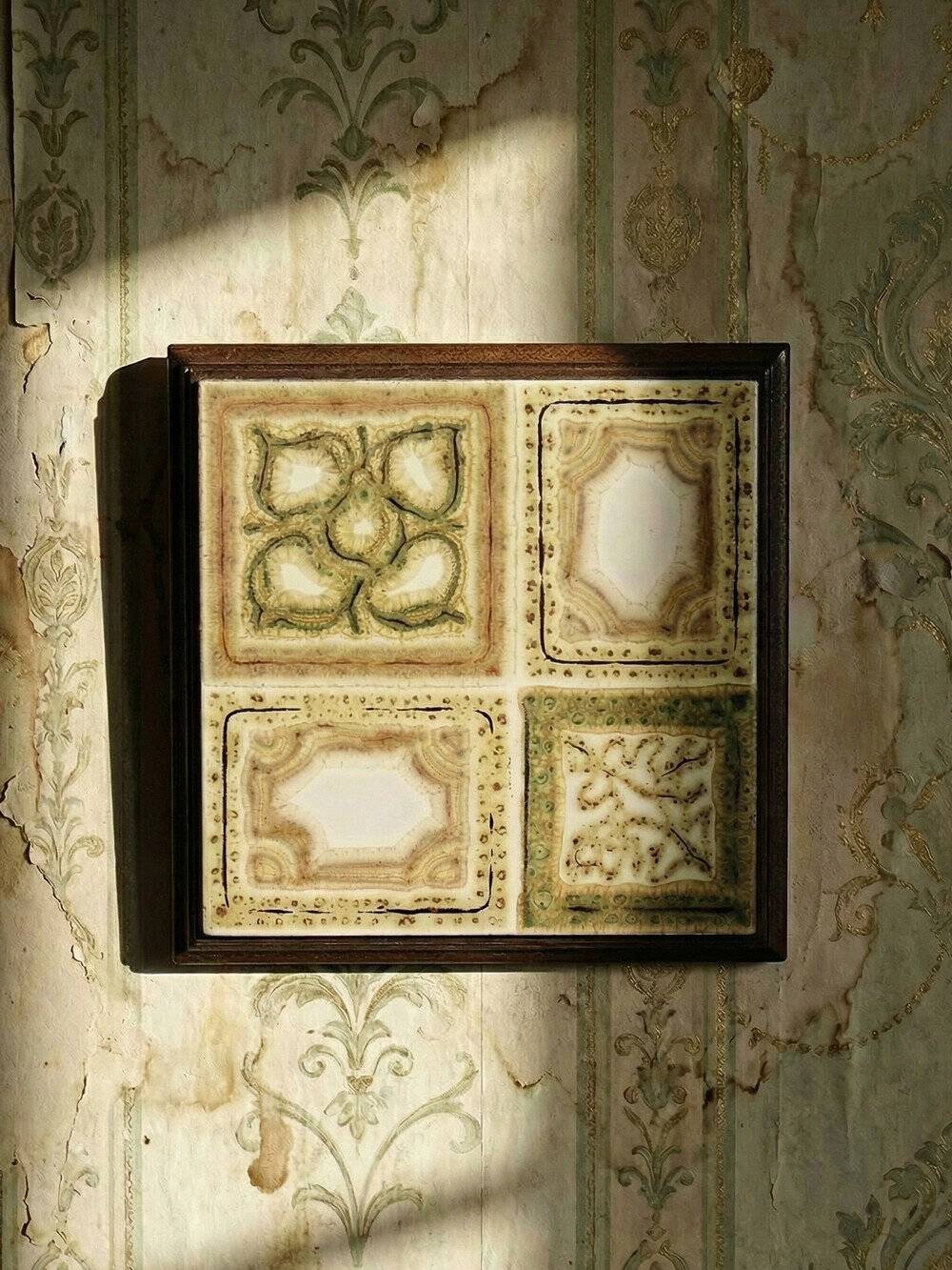 Vintage trivet in glazed ceramic and wood, circa 1960-1970.